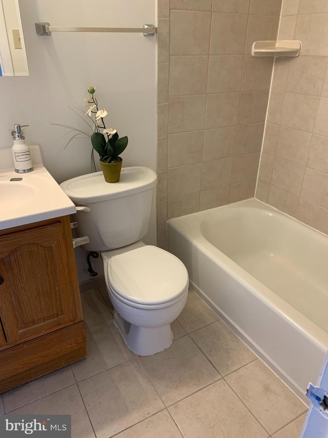 COLUMBIA TOWERS - Residential Lease