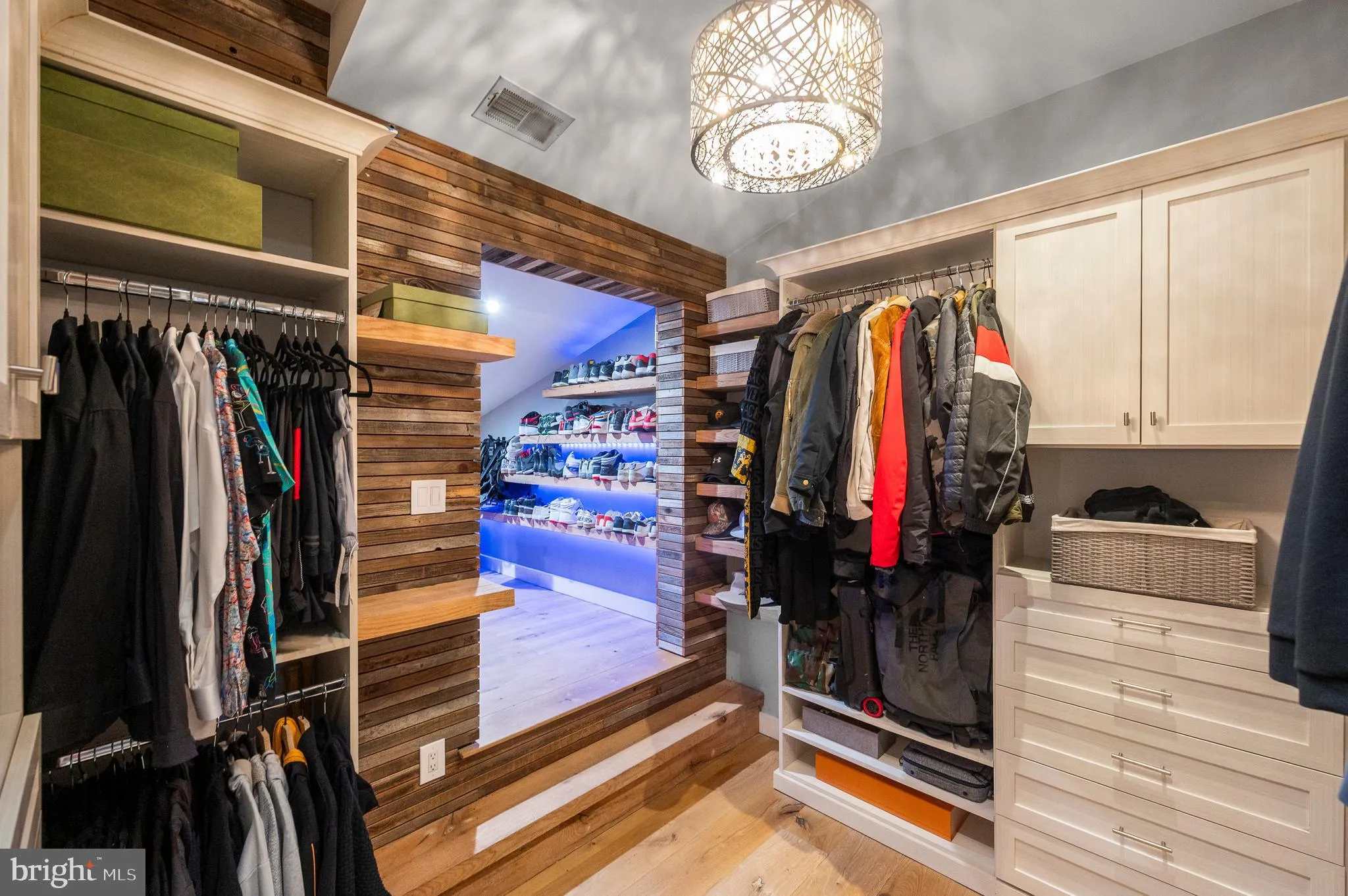 Berwyn, Pennsylvania 19312, United States, 5 Bedrooms Bedrooms, ,5 BathroomsBathrooms,Residential,Pending,127858