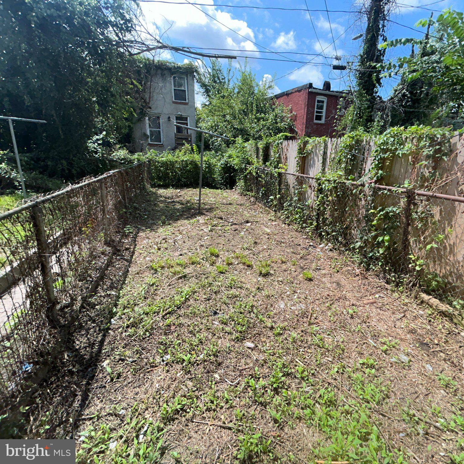 2125 HOLLINS STREET