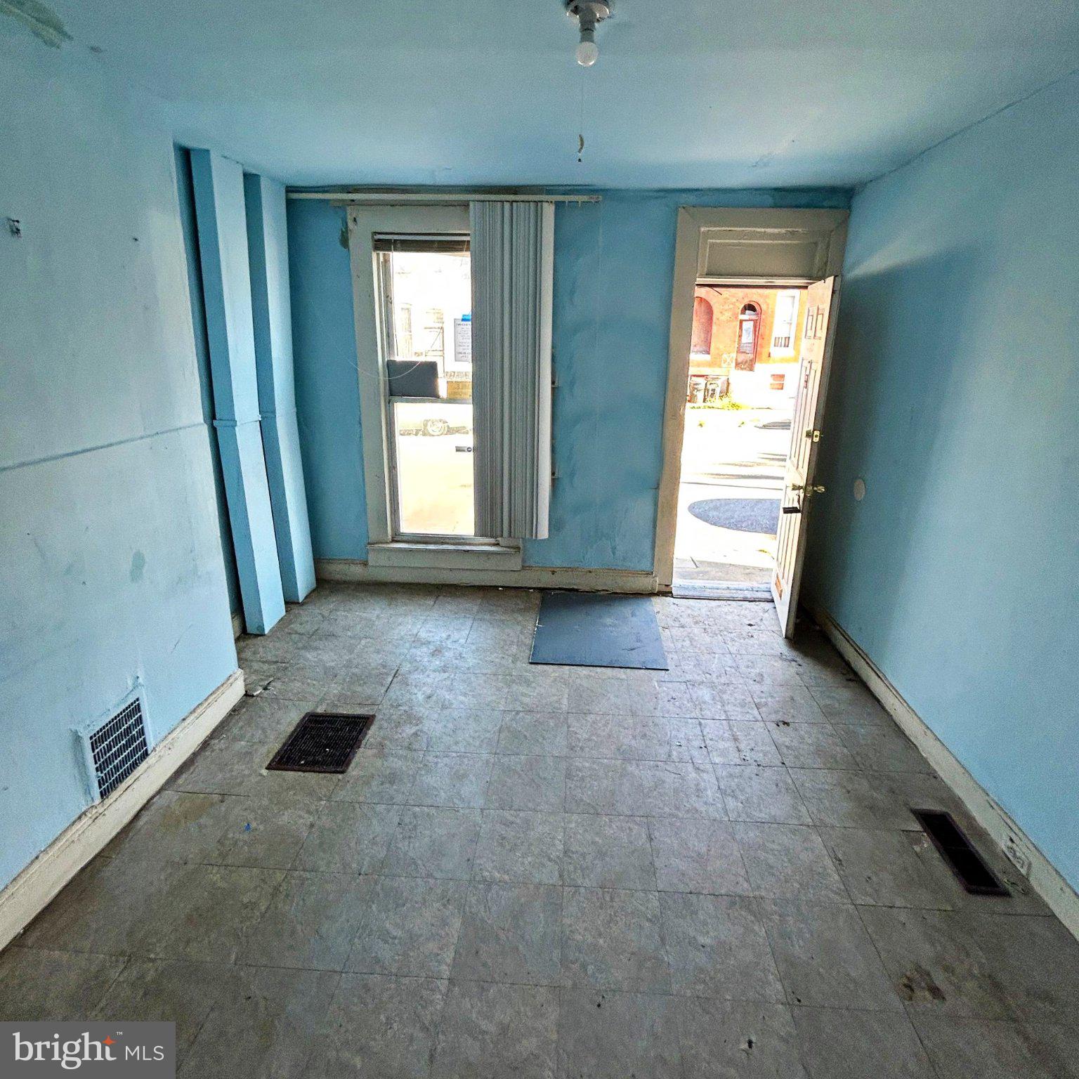 2125 HOLLINS STREET