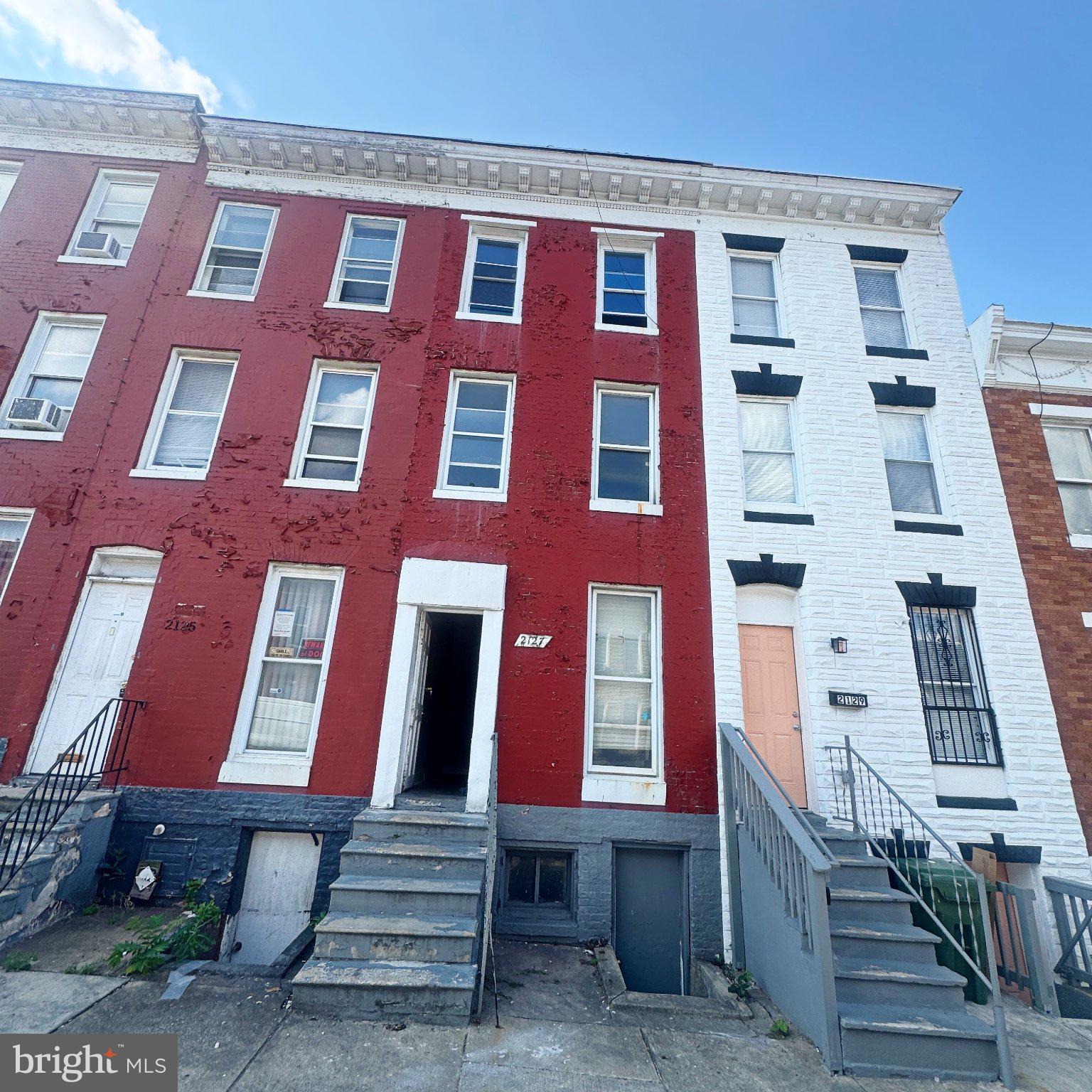 2125 HOLLINS STREET