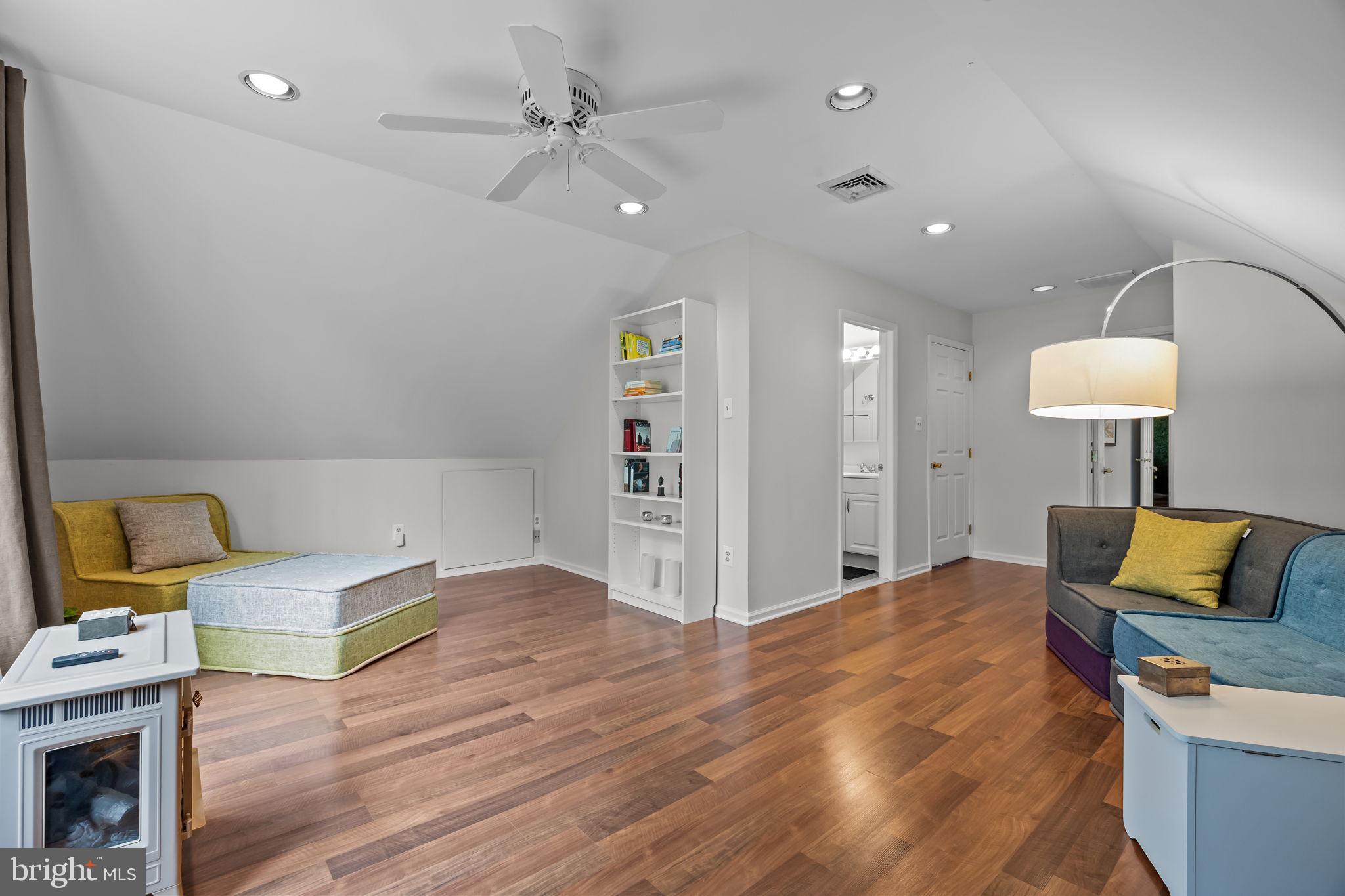 RIVER KNOLL - Residential