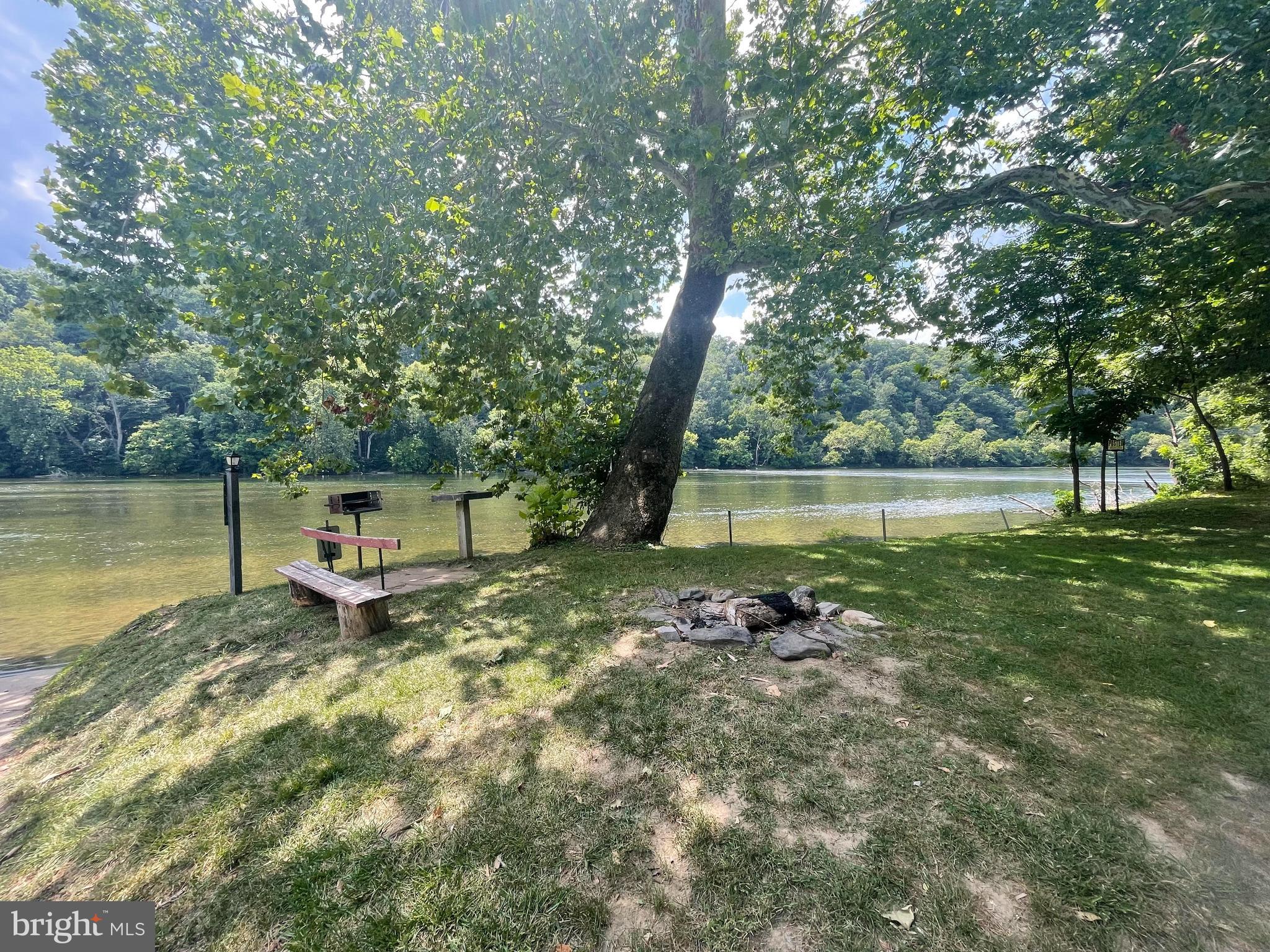 SHENANDOAH RIVER BEND - Land