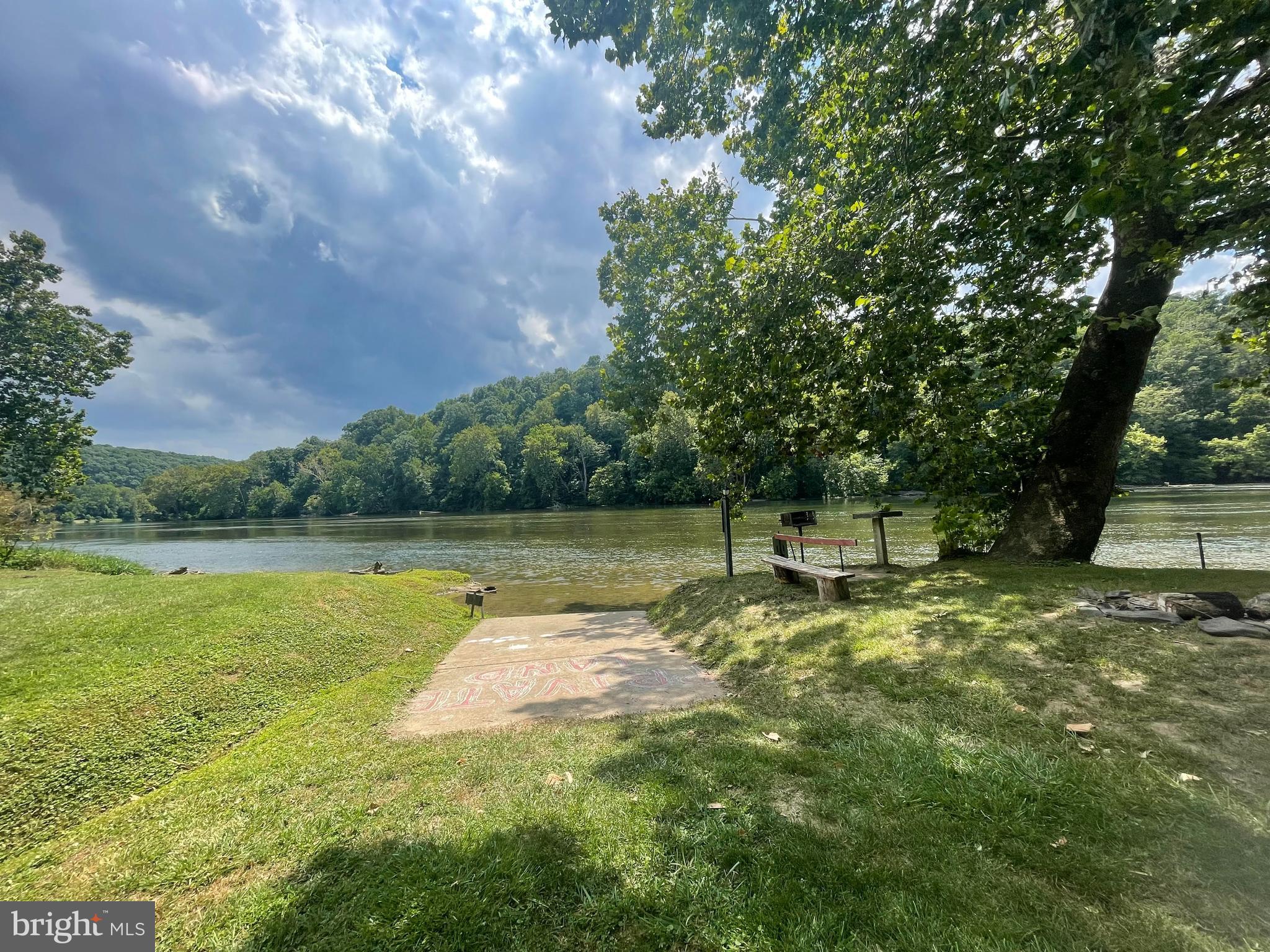 SHENANDOAH RIVER BEND - Land