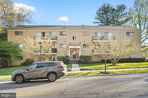Photo of 10630 Montrose Avenue #104, BETHESDA, MD 20814 (MLS # MDMC2227166)