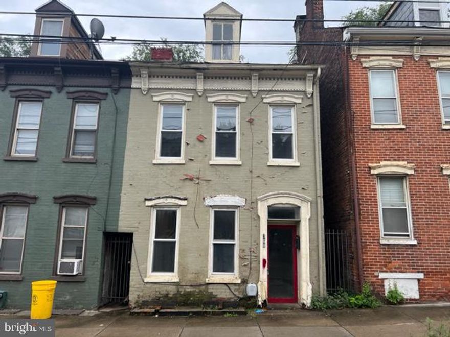 Welcome to 368 East Philadelphia Street! This charming home is in need of TLC. Close proximity to schools, parks, shopping centers, and major highways. The home is being sold in "as-is" condition, allowing you the opportunity to customize and personalize the space according to your taste. Perfect for an investor or someone looking to fix and flip. This property has so much potential. Schedule your showing today and imagine the possibilities that await you!