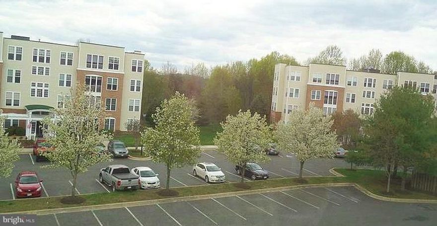 BEAUTIFUL 1ST FLOOR 2BD, 2BA CONDO , EAT IN KITCHEN, FAM RM OFF KITCHEN, LG LIVINGROOM, FORMAL DININGROOM, W/SLIDER TO DECK, MSTR BEDRM W/PRIVATE BATH AND WALKIN CLOSIT. WATER HTR REPLACE 11/13. CLUBHOUSE/POOL, TENNIS CT AND EXERCISE ROOM. AHS HOME WARRANTY.