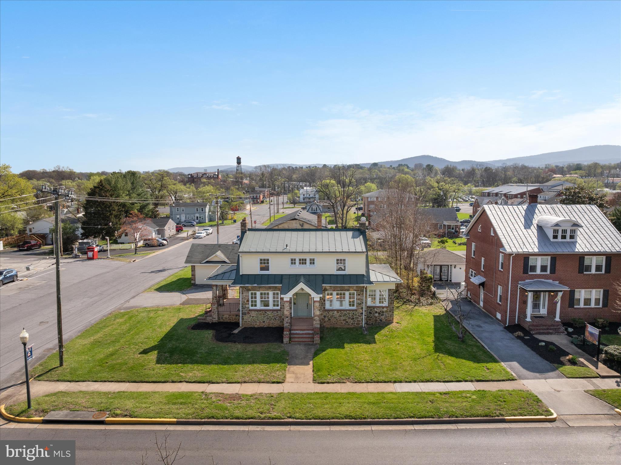 Main image without alt text