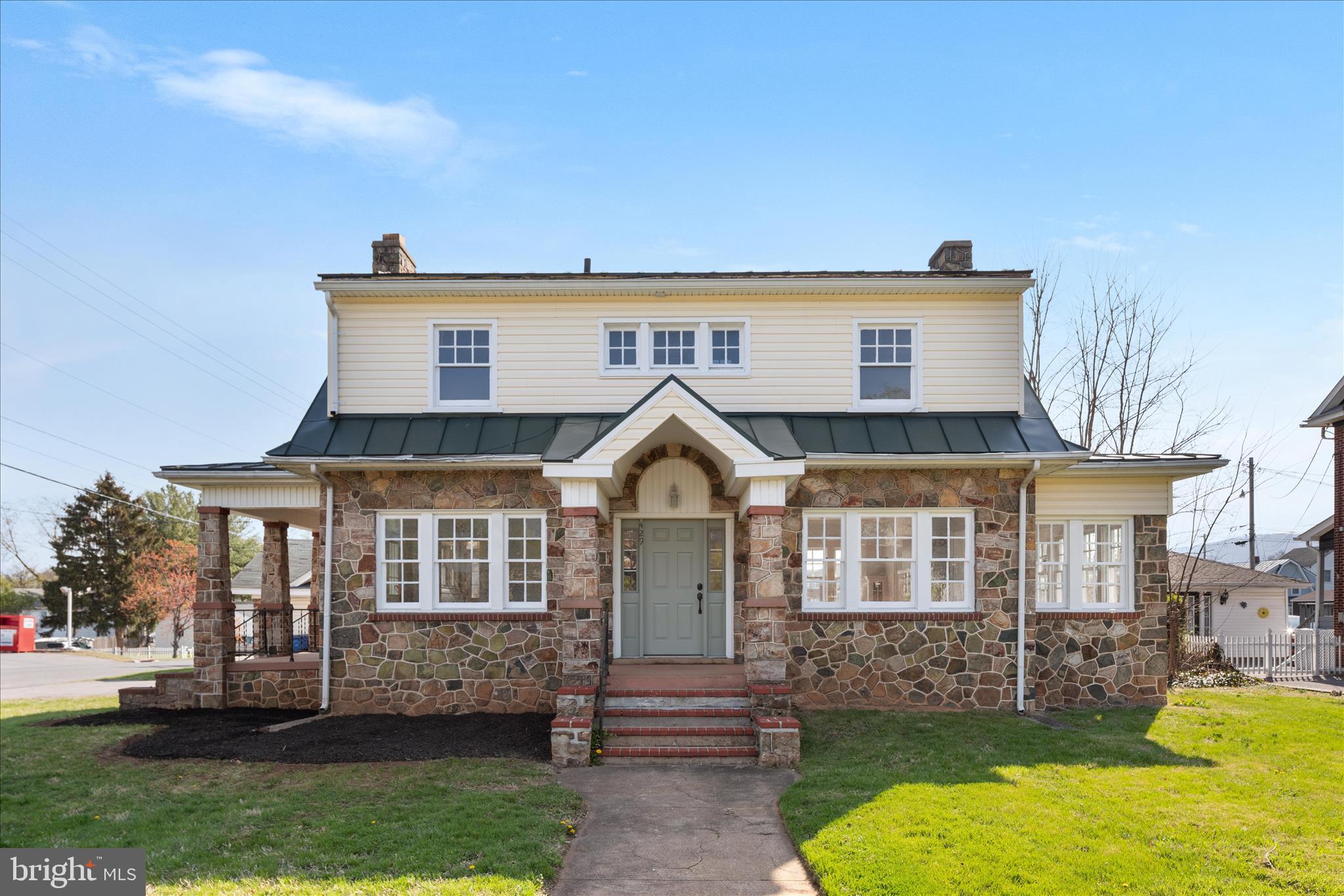 Main image without alt text