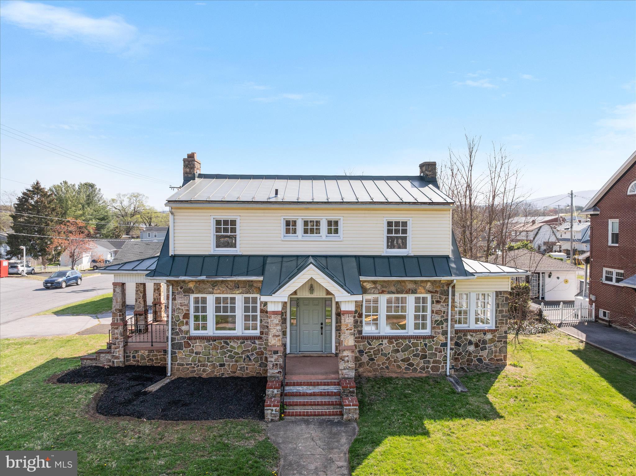 Main image without alt text