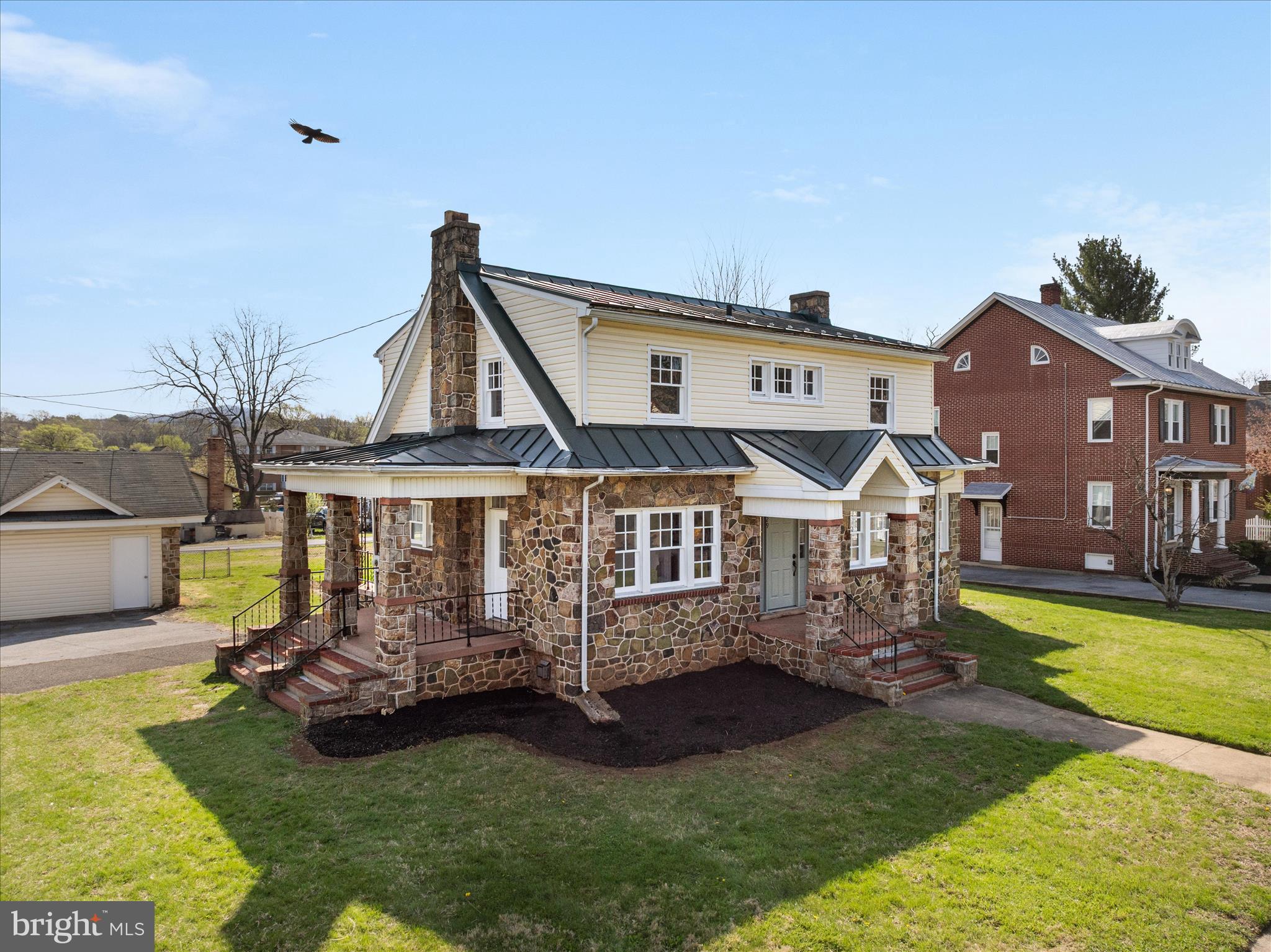 Main image without alt text