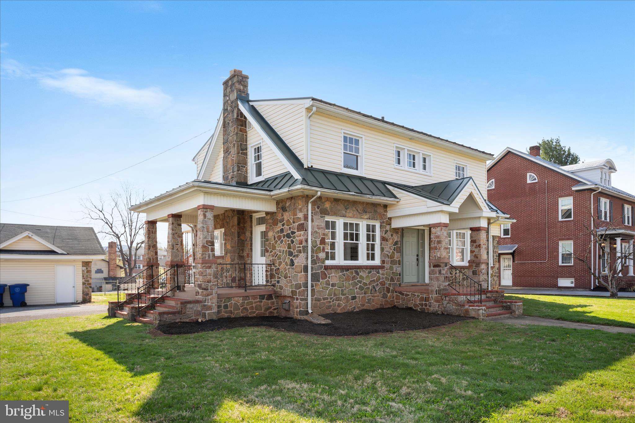 Main image without alt text