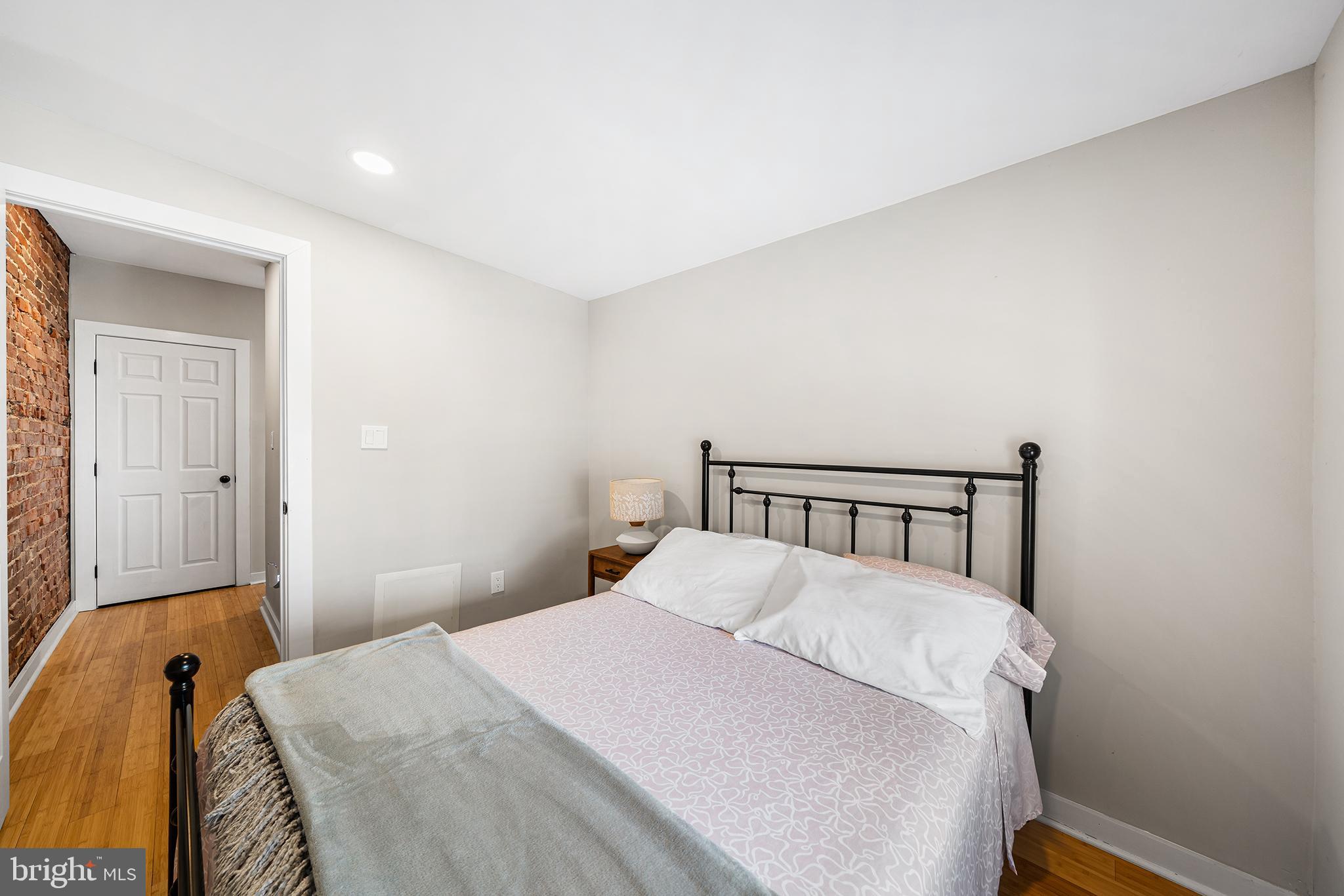 EAST KENSINGTON - Residential