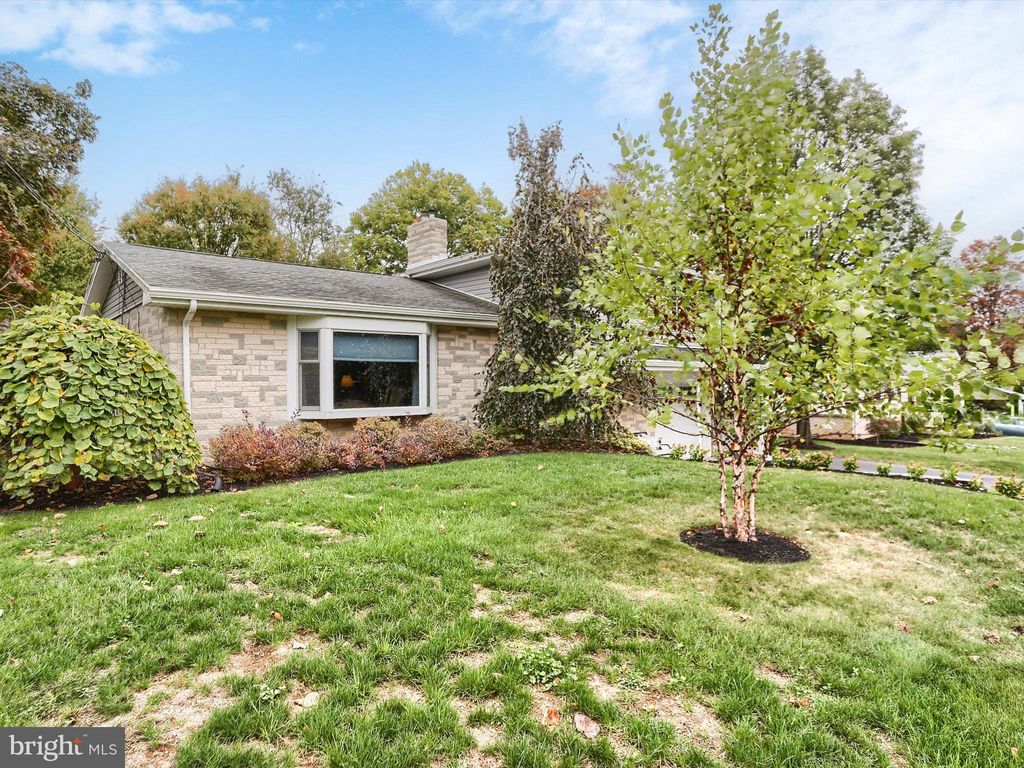 Photo of 24 Circle Dr, MECHANICSBURG, PA 17055 (MLS # PACB2047650)