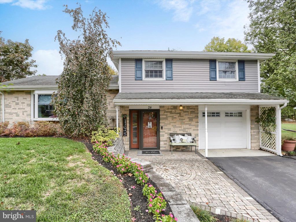 Photo of 24 Circle Dr, MECHANICSBURG, PA 17055 (MLS # PACB2047650)