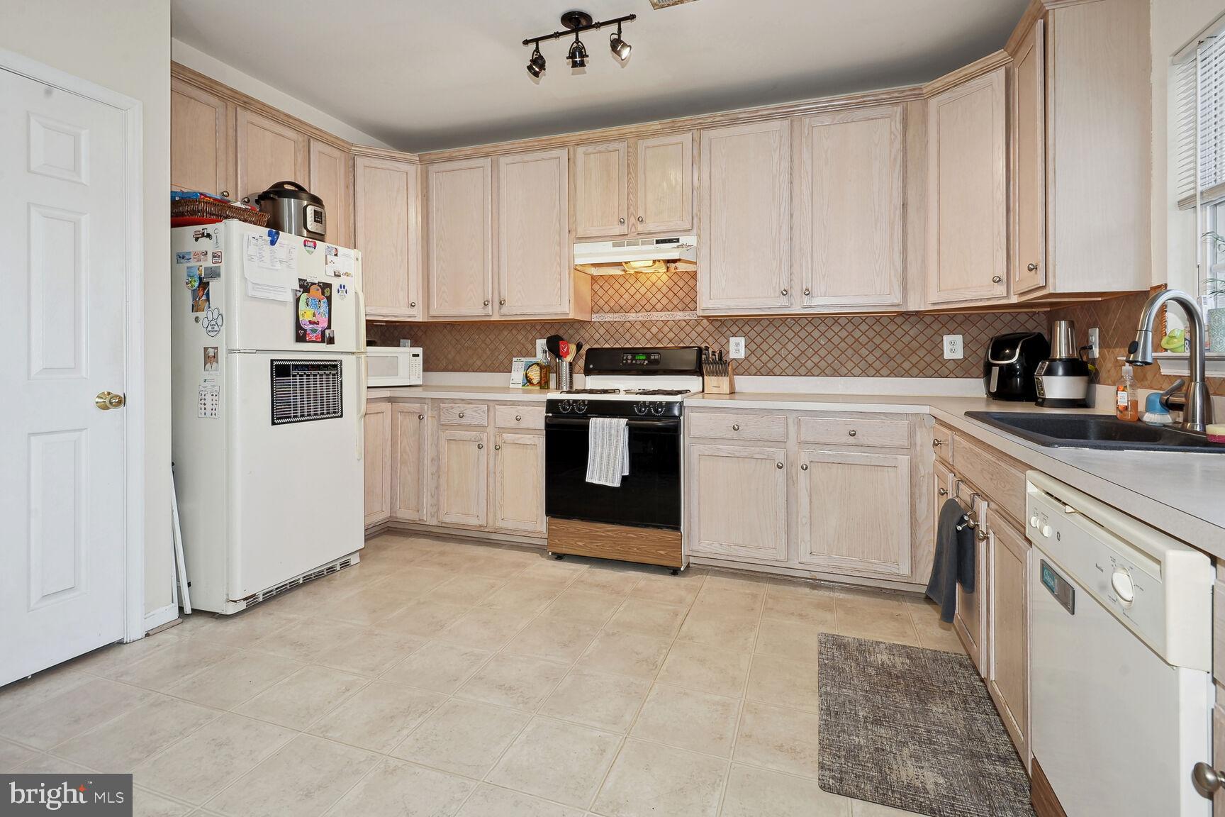 TOWNES AT COMPTON FARM - Residential