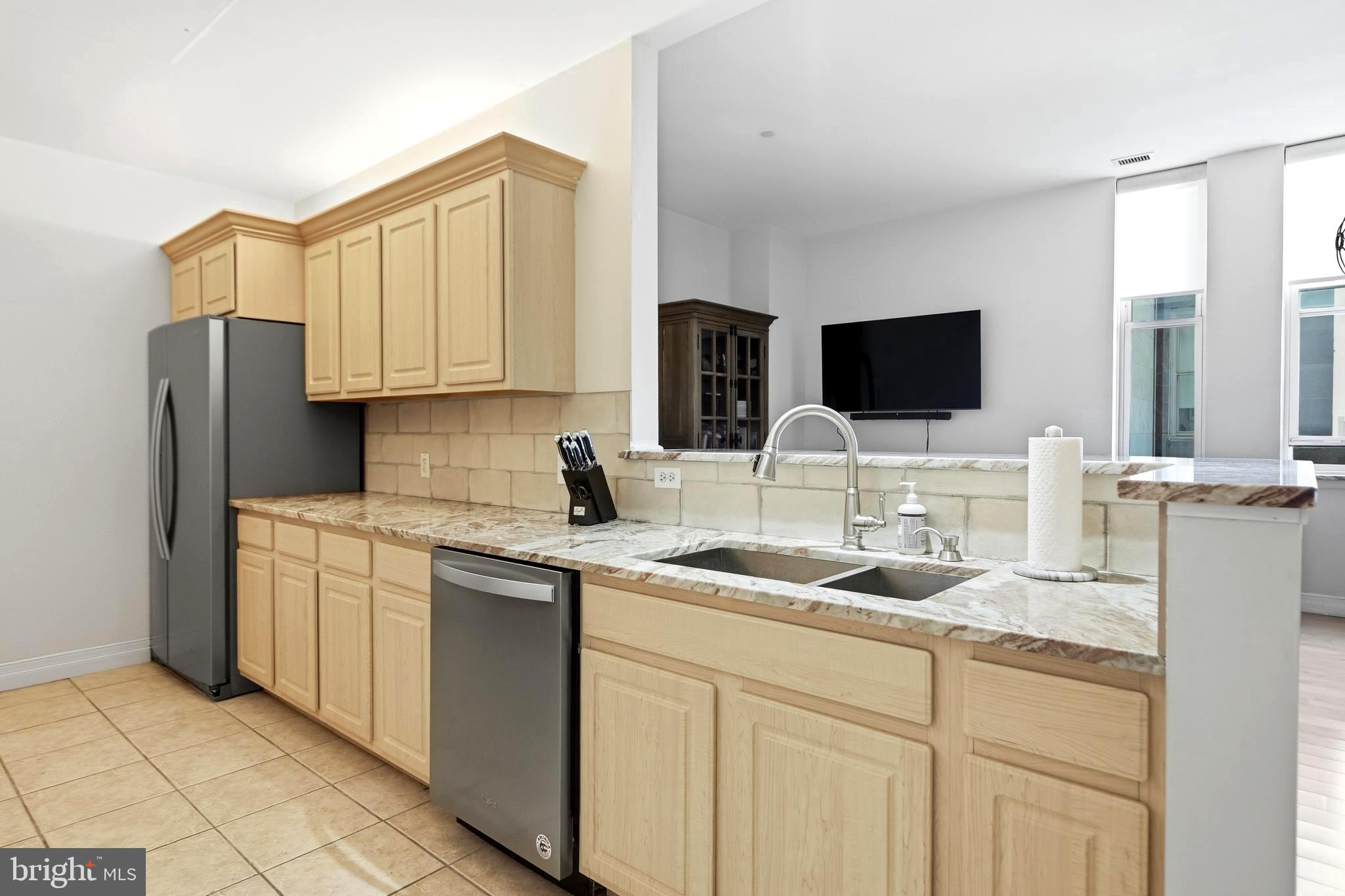 LOGAN SQUARE - Residential