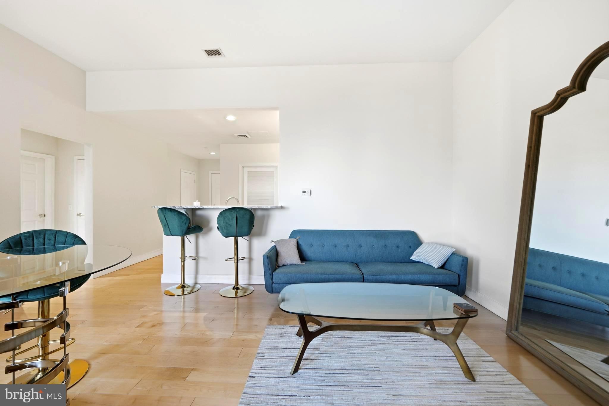 LOGAN SQUARE - Residential