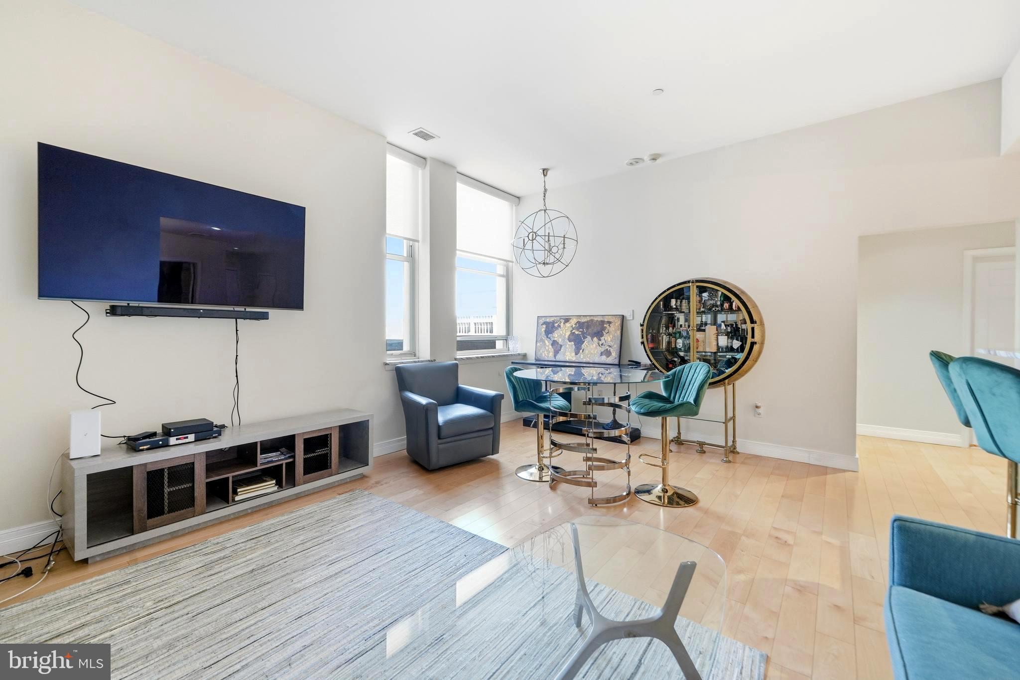 LOGAN SQUARE - Residential