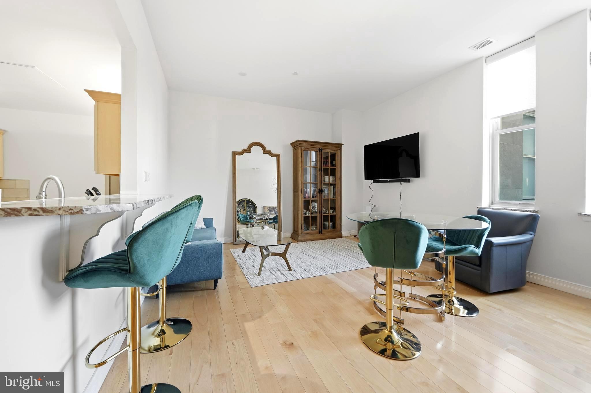 LOGAN SQUARE - Residential