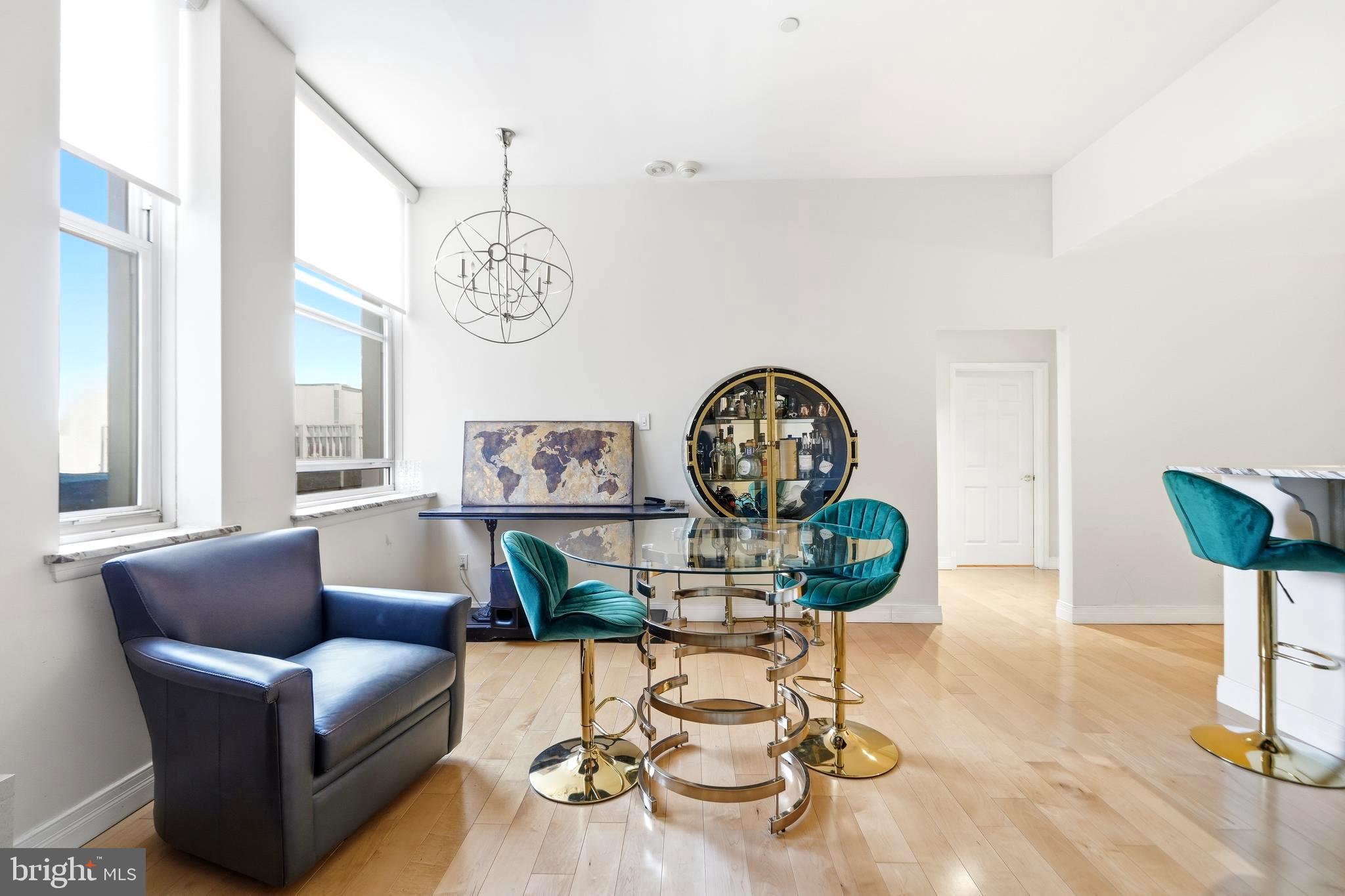 LOGAN SQUARE - Residential