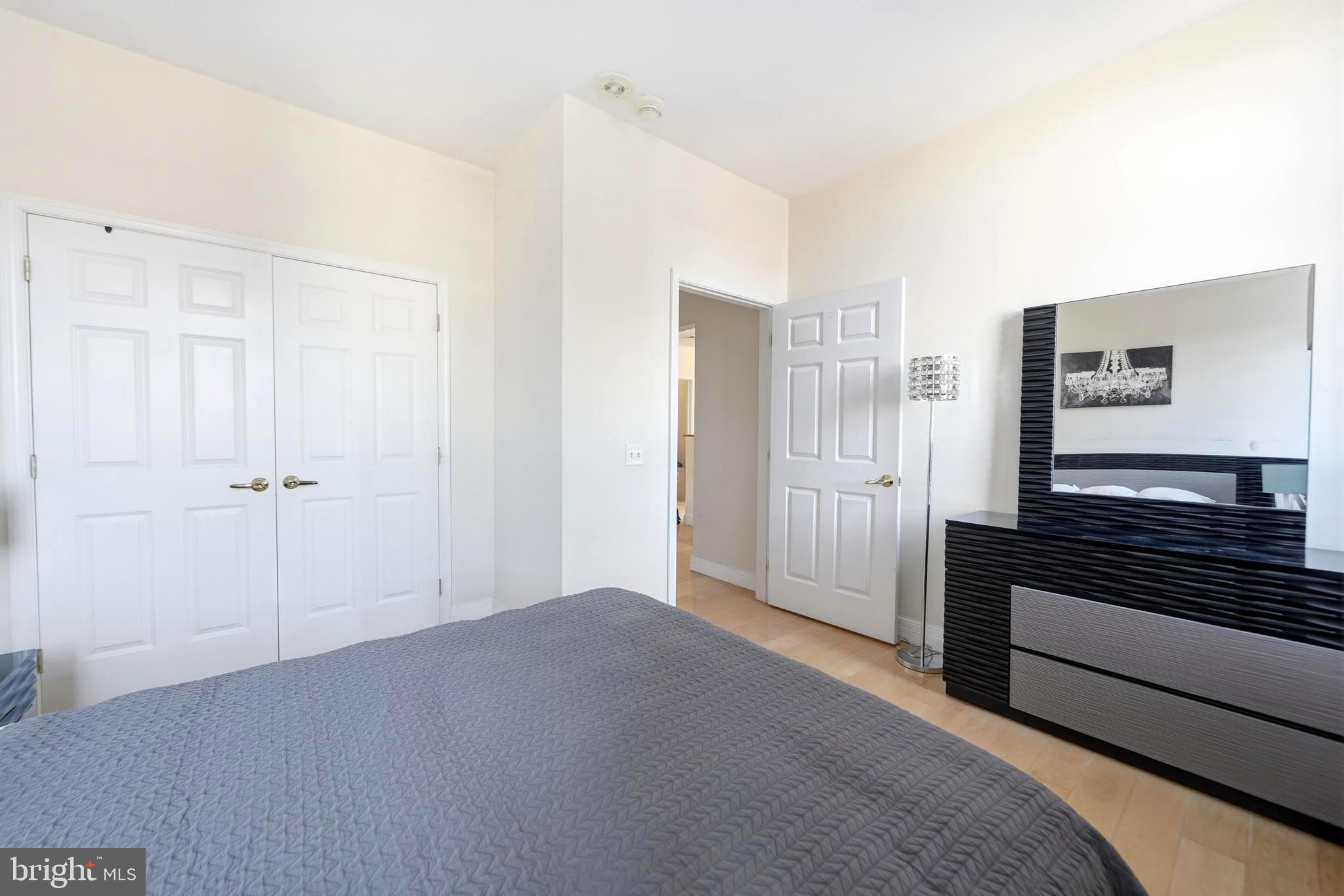 LOGAN SQUARE - Residential