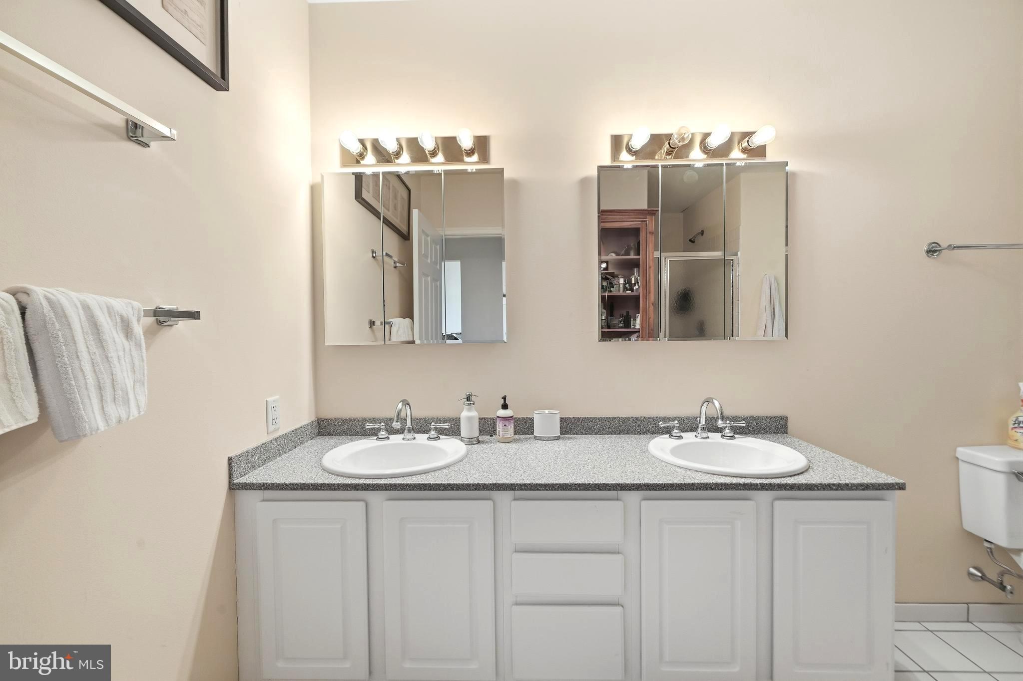 LOGAN SQUARE - Residential