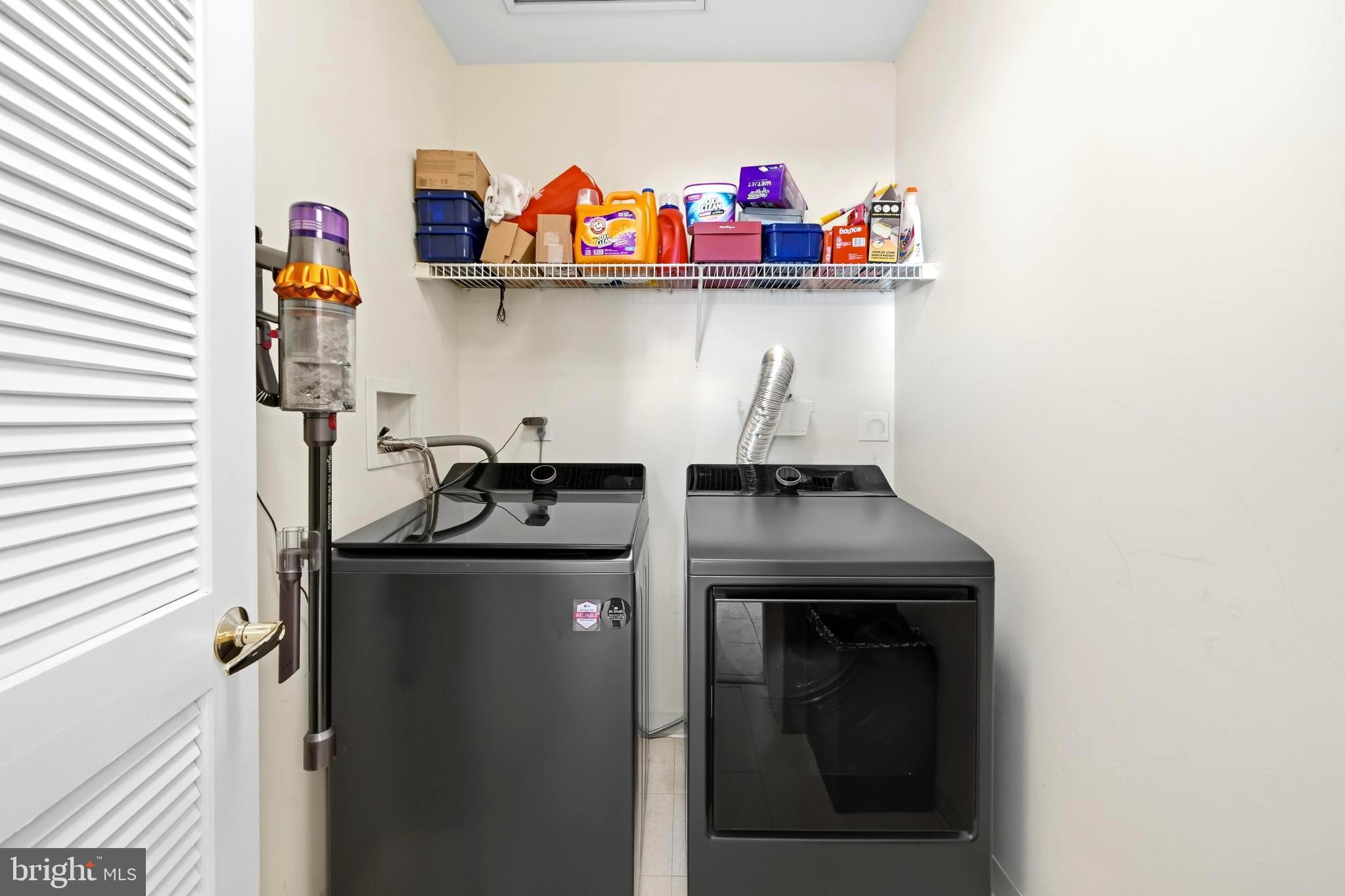 LOGAN SQUARE - Residential