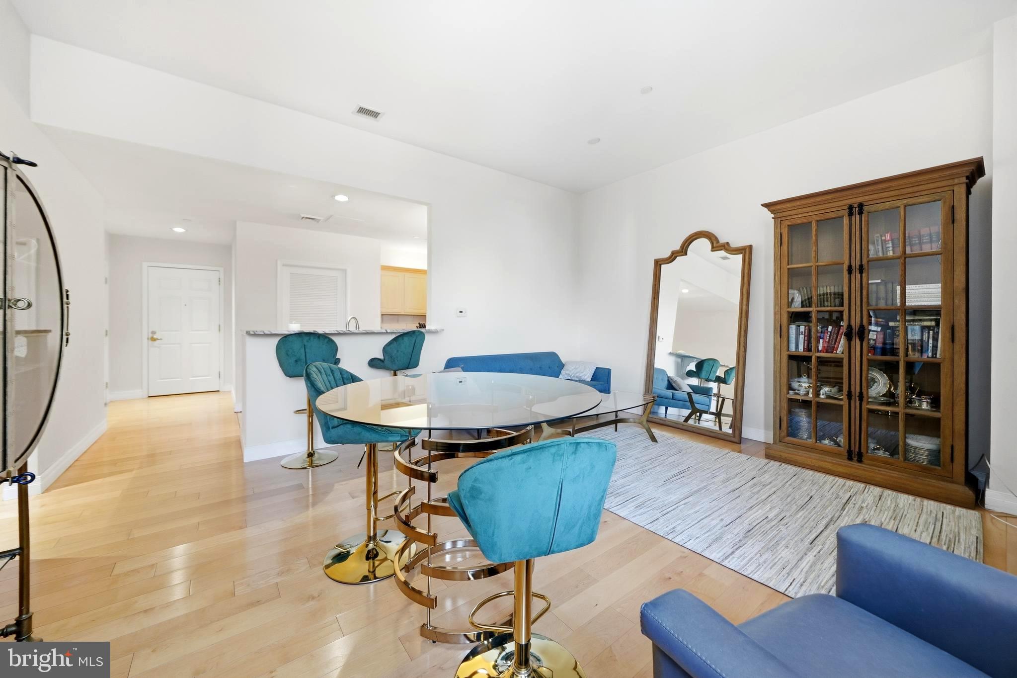 LOGAN SQUARE - Residential