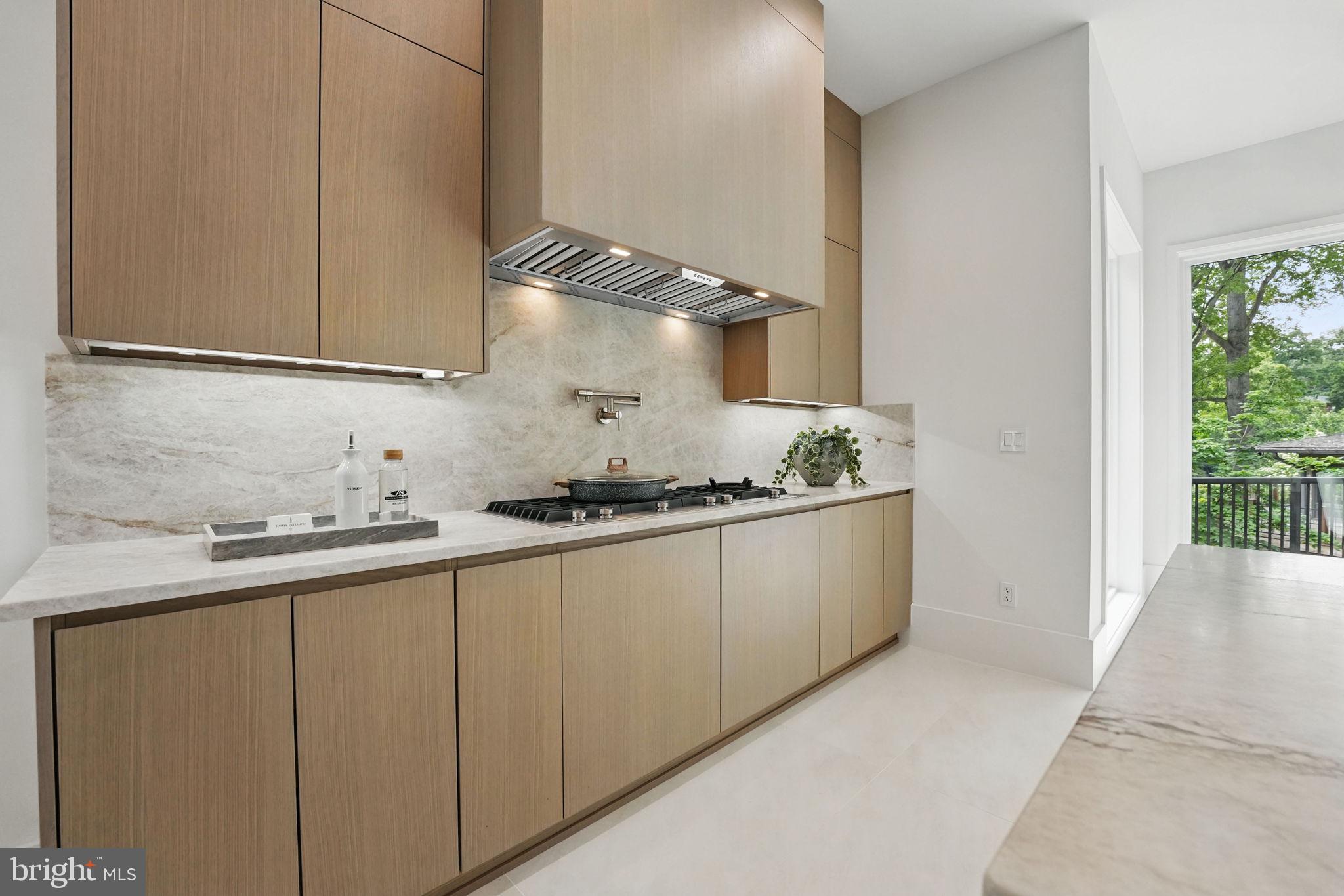 LAKE BARCROFT - Residential