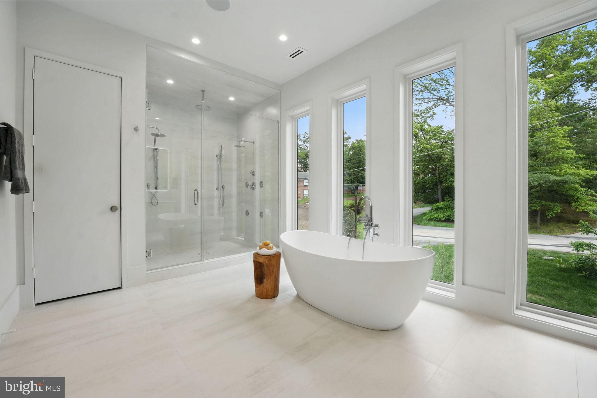 LAKE BARCROFT - Residential