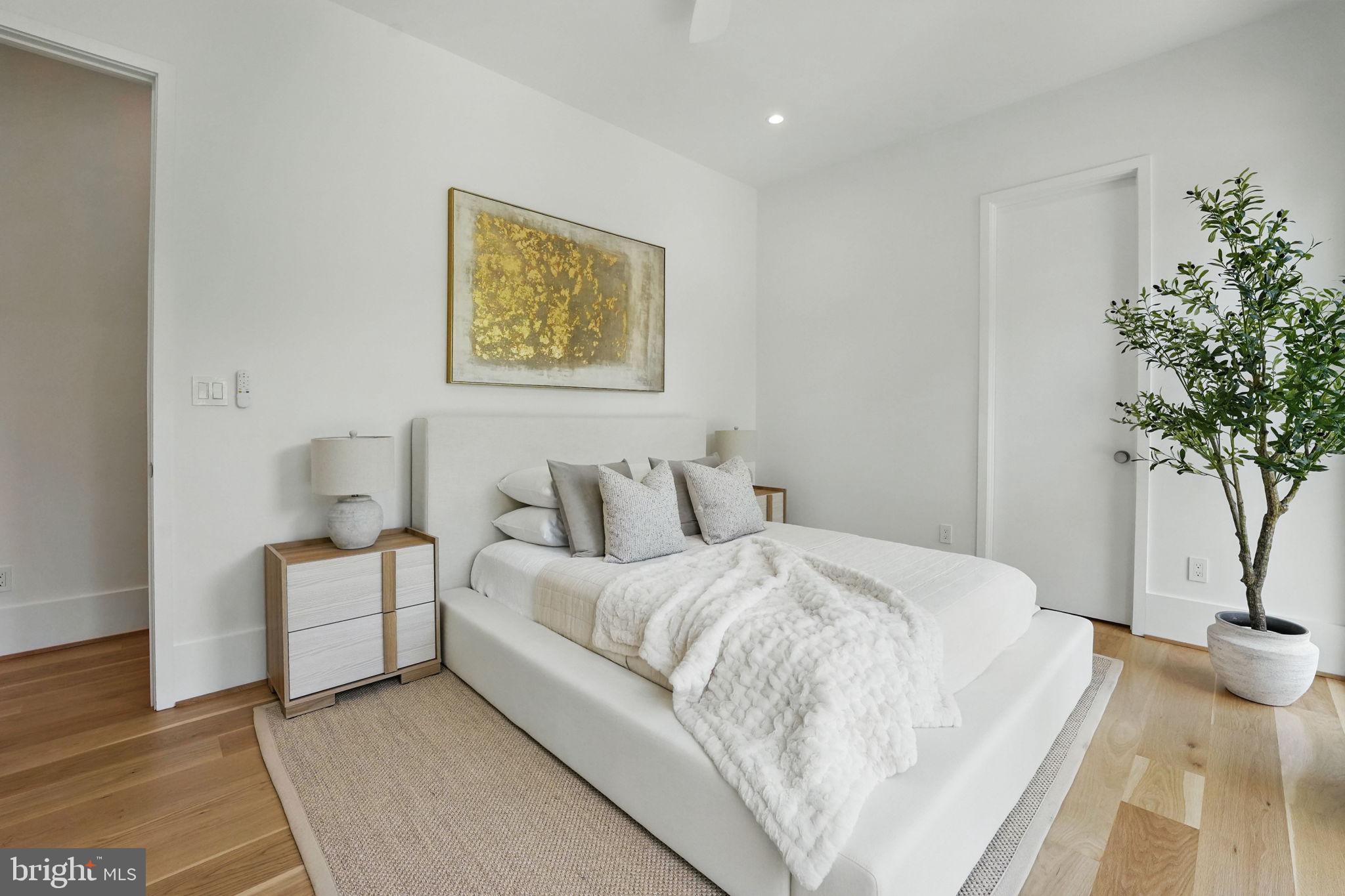 LAKE BARCROFT - Residential