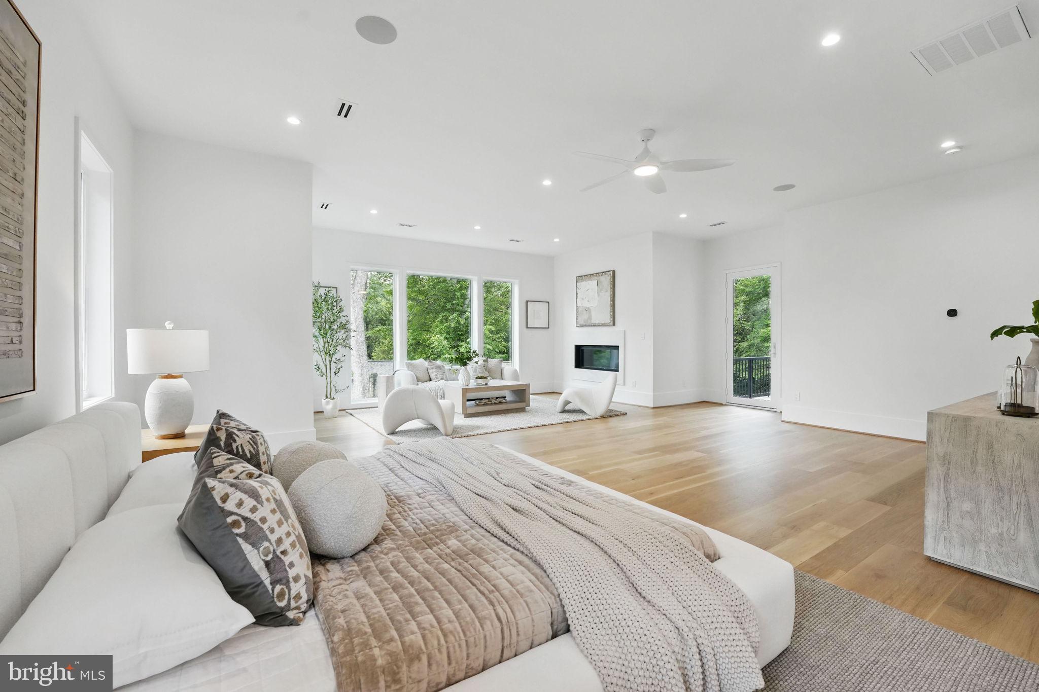 LAKE BARCROFT - Residential