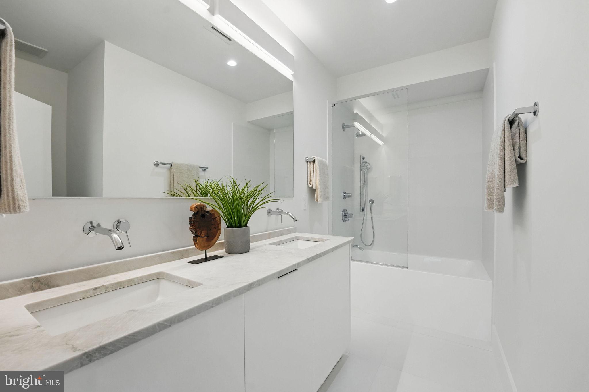 LAKE BARCROFT - Residential