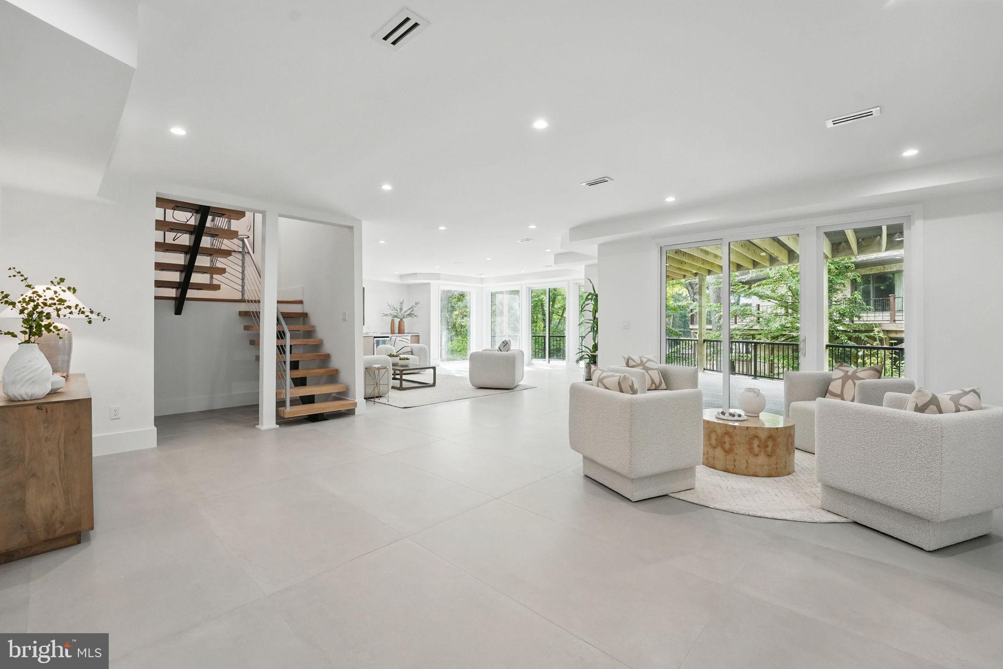 LAKE BARCROFT - Residential