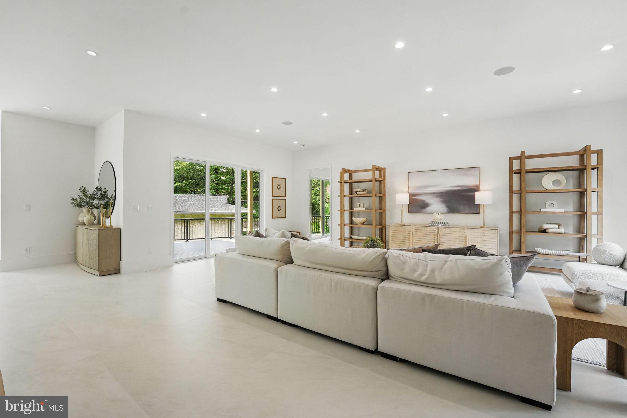 LAKE BARCROFT - Residential