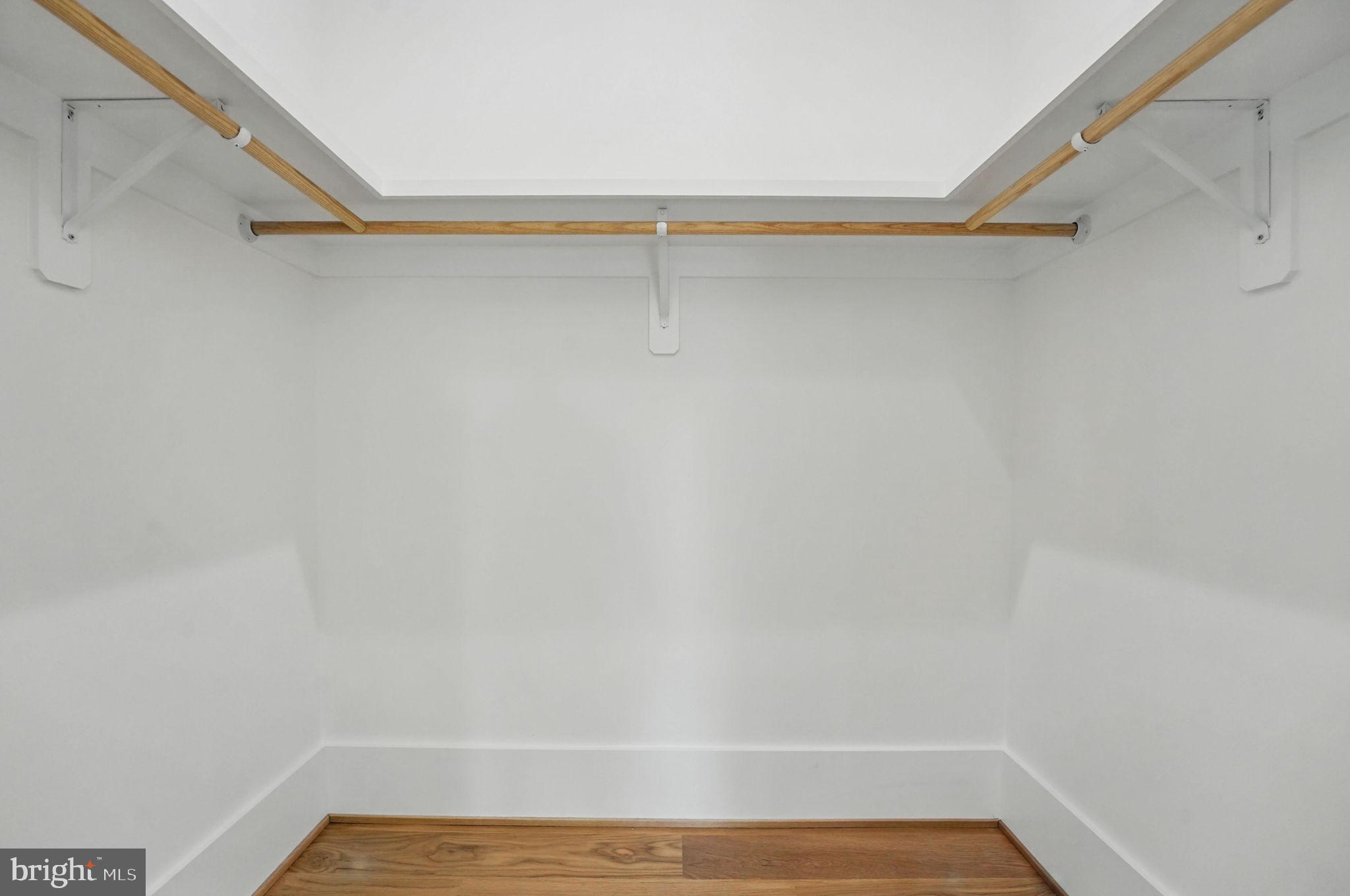 LAKE BARCROFT - Residential