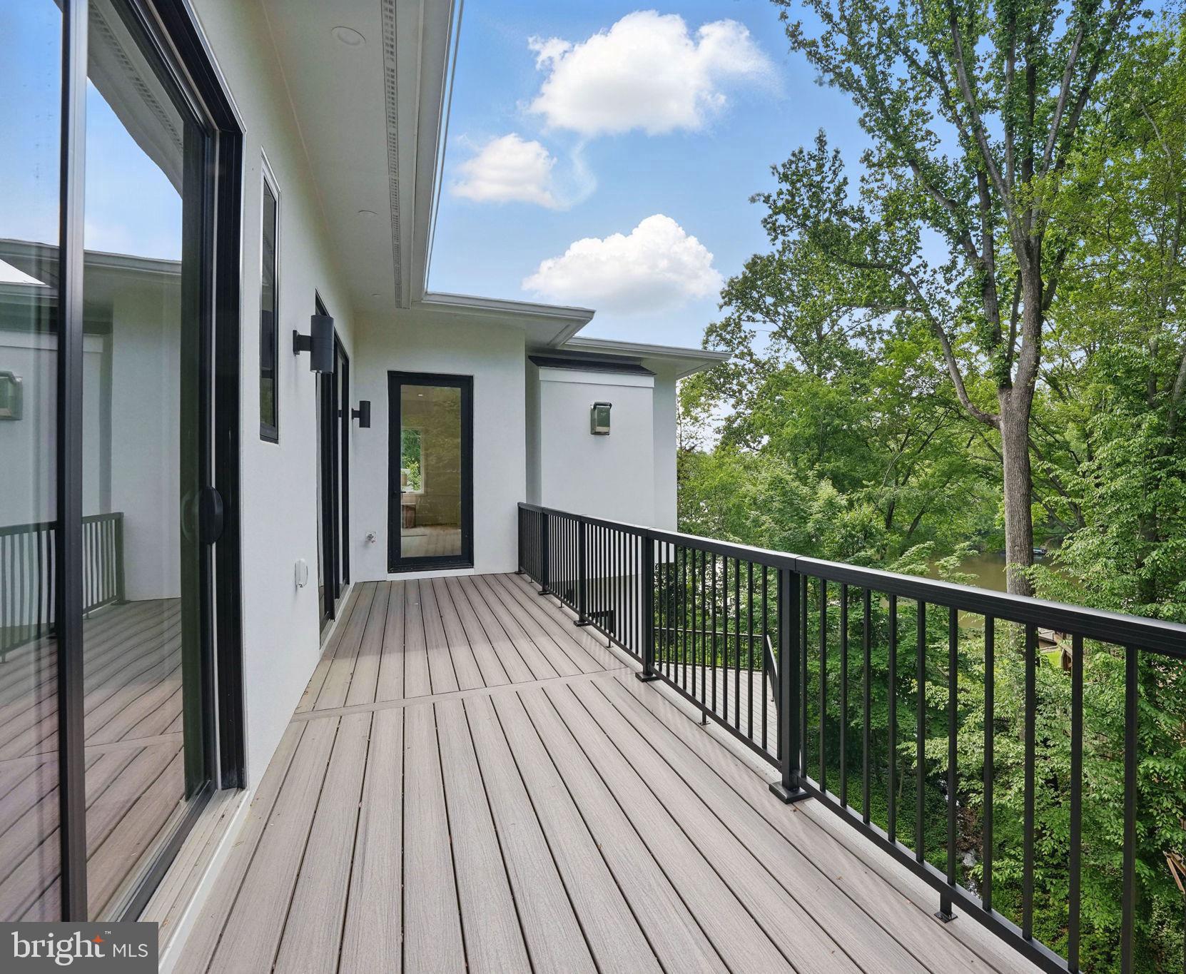 LAKE BARCROFT - Residential