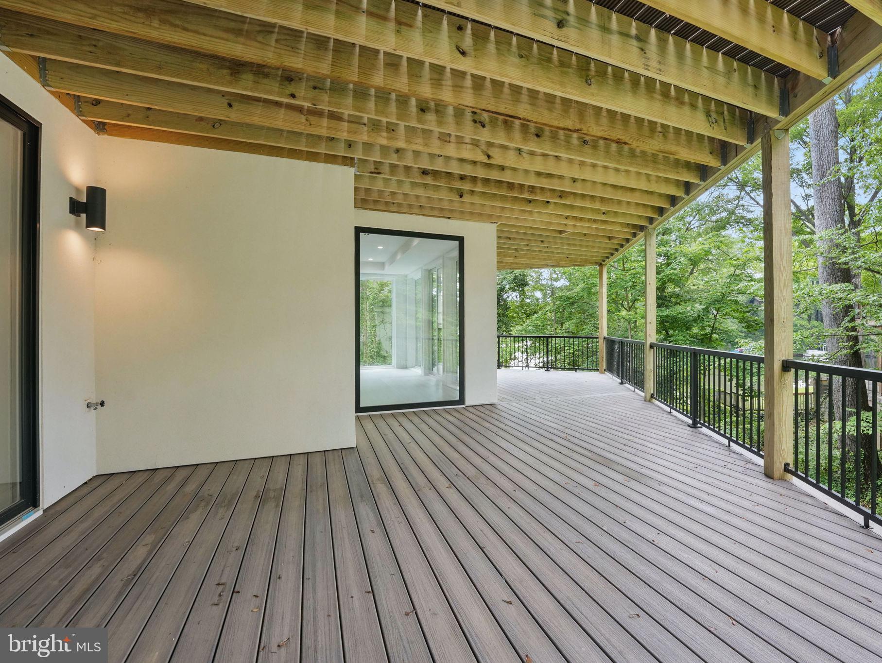 LAKE BARCROFT - Residential