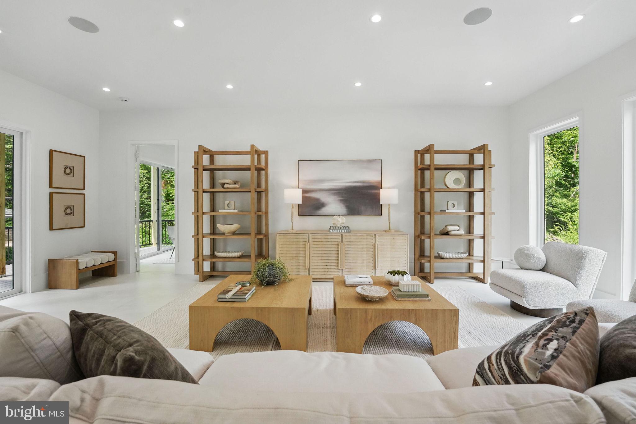 LAKE BARCROFT - Residential