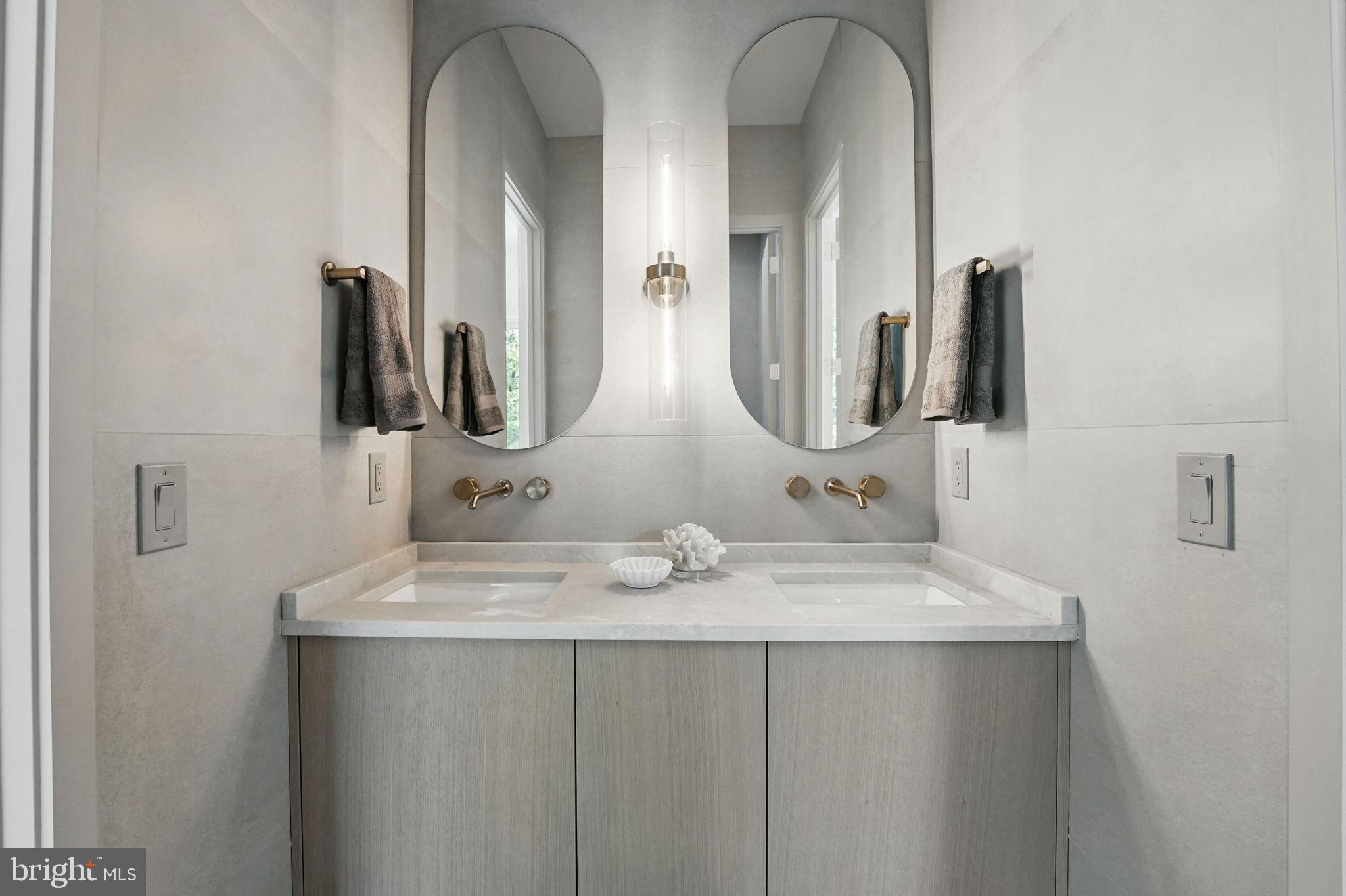 LAKE BARCROFT - Residential