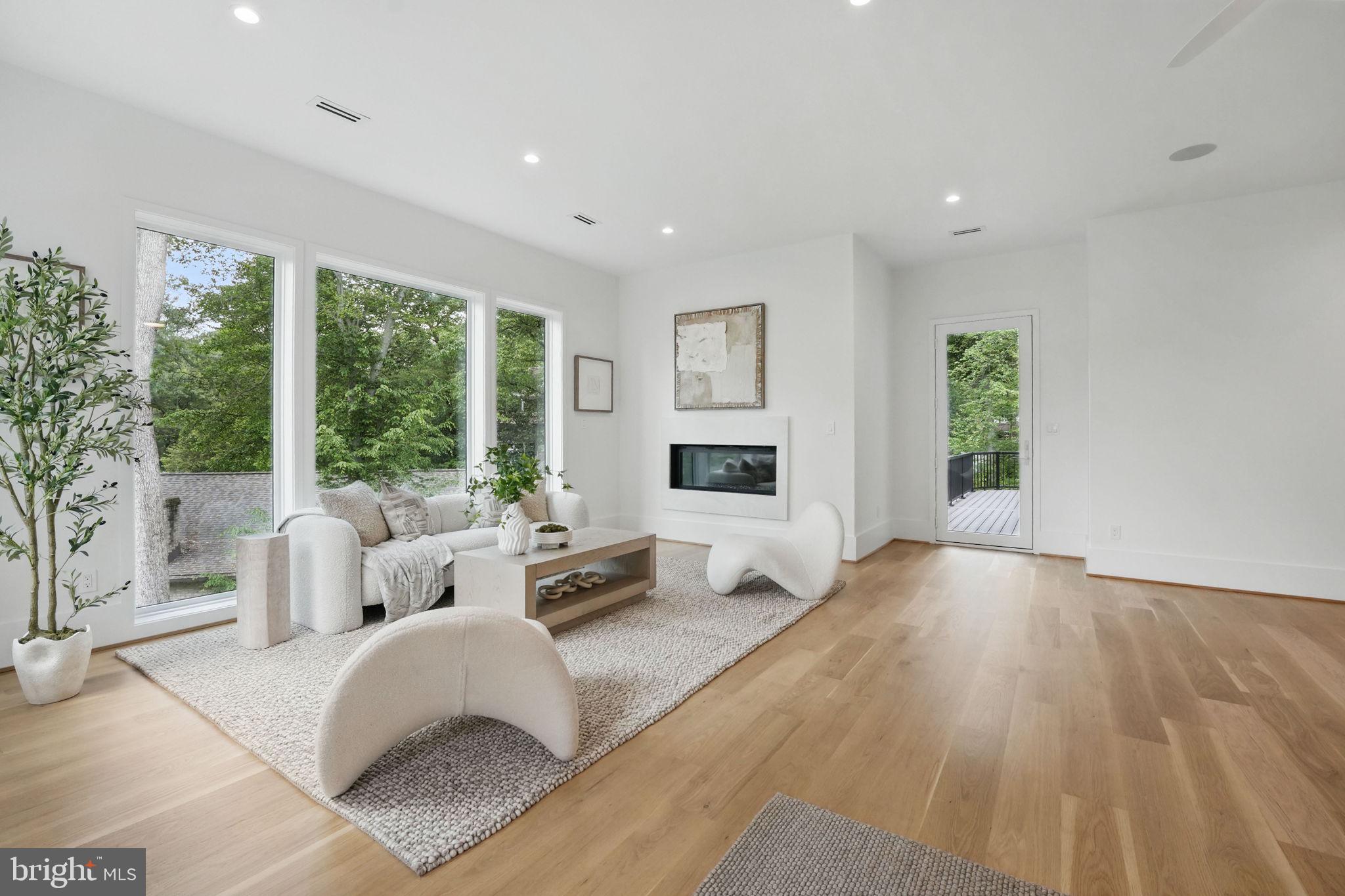 LAKE BARCROFT - Residential