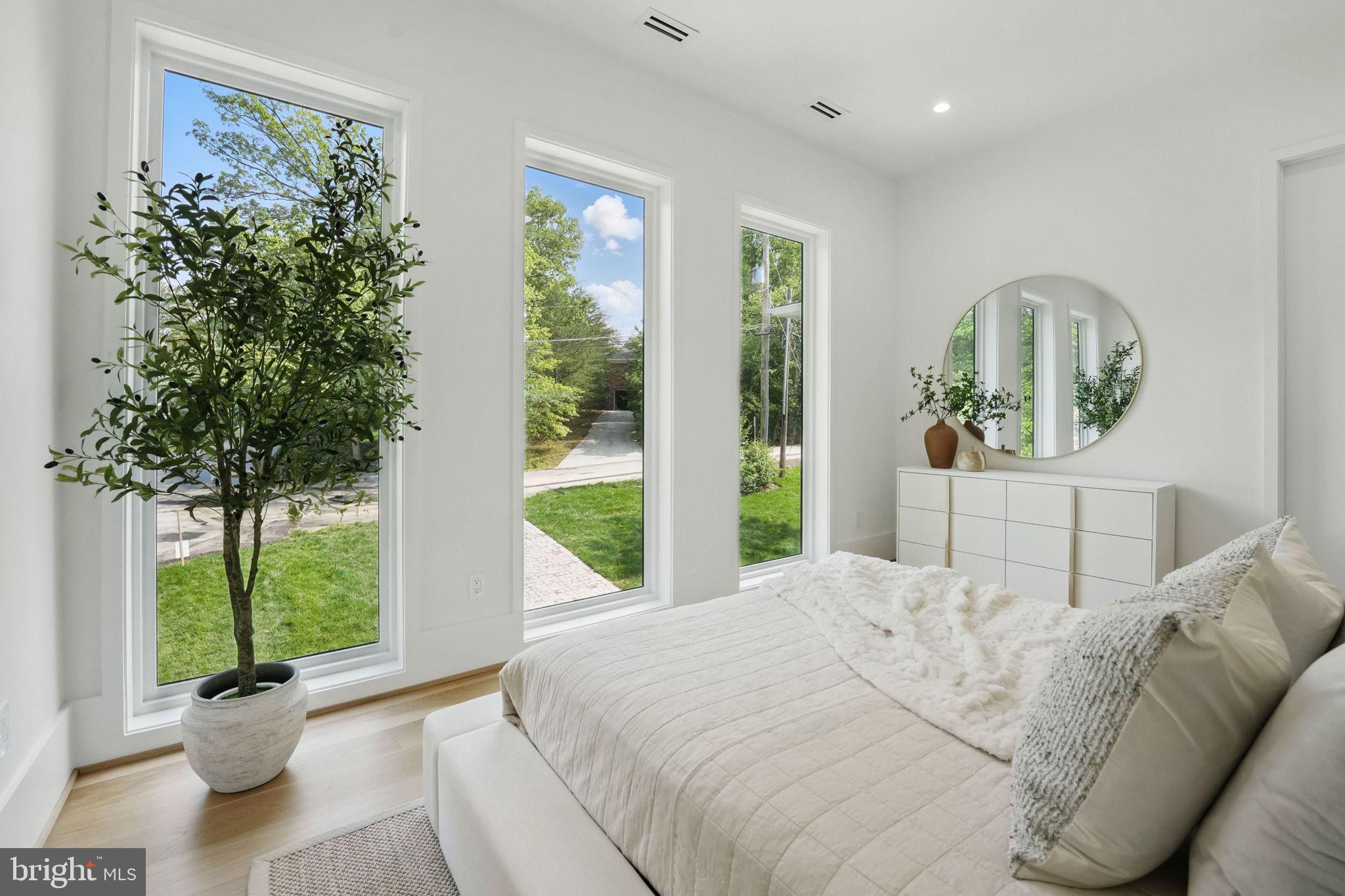 LAKE BARCROFT - Residential