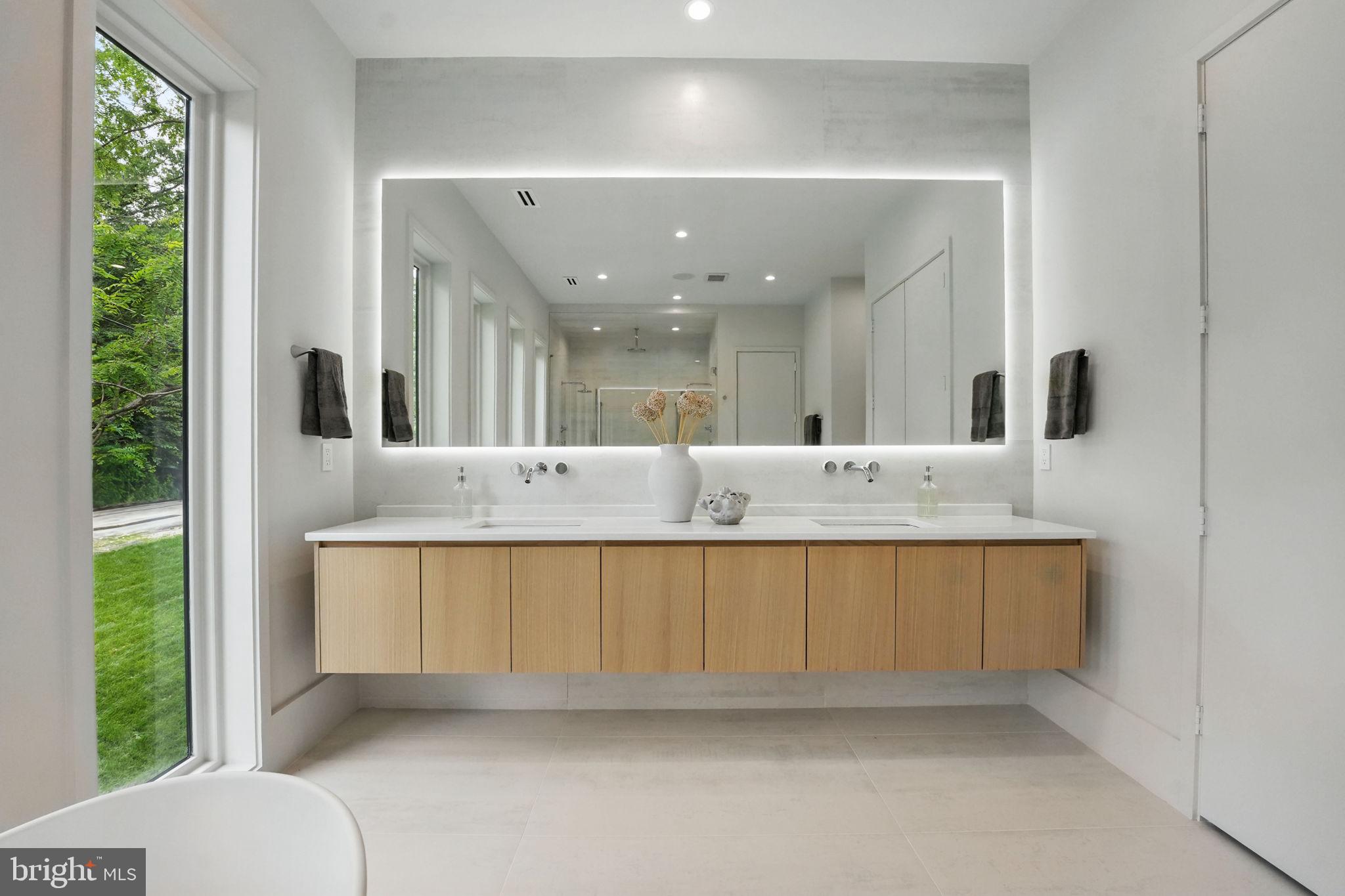 LAKE BARCROFT - Residential