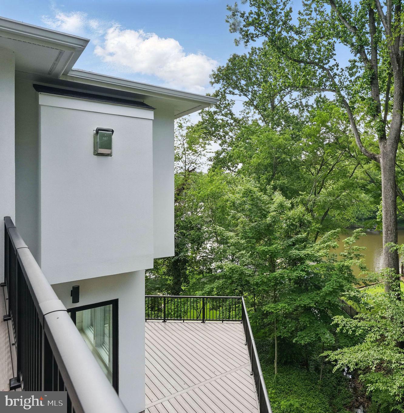 LAKE BARCROFT - Residential