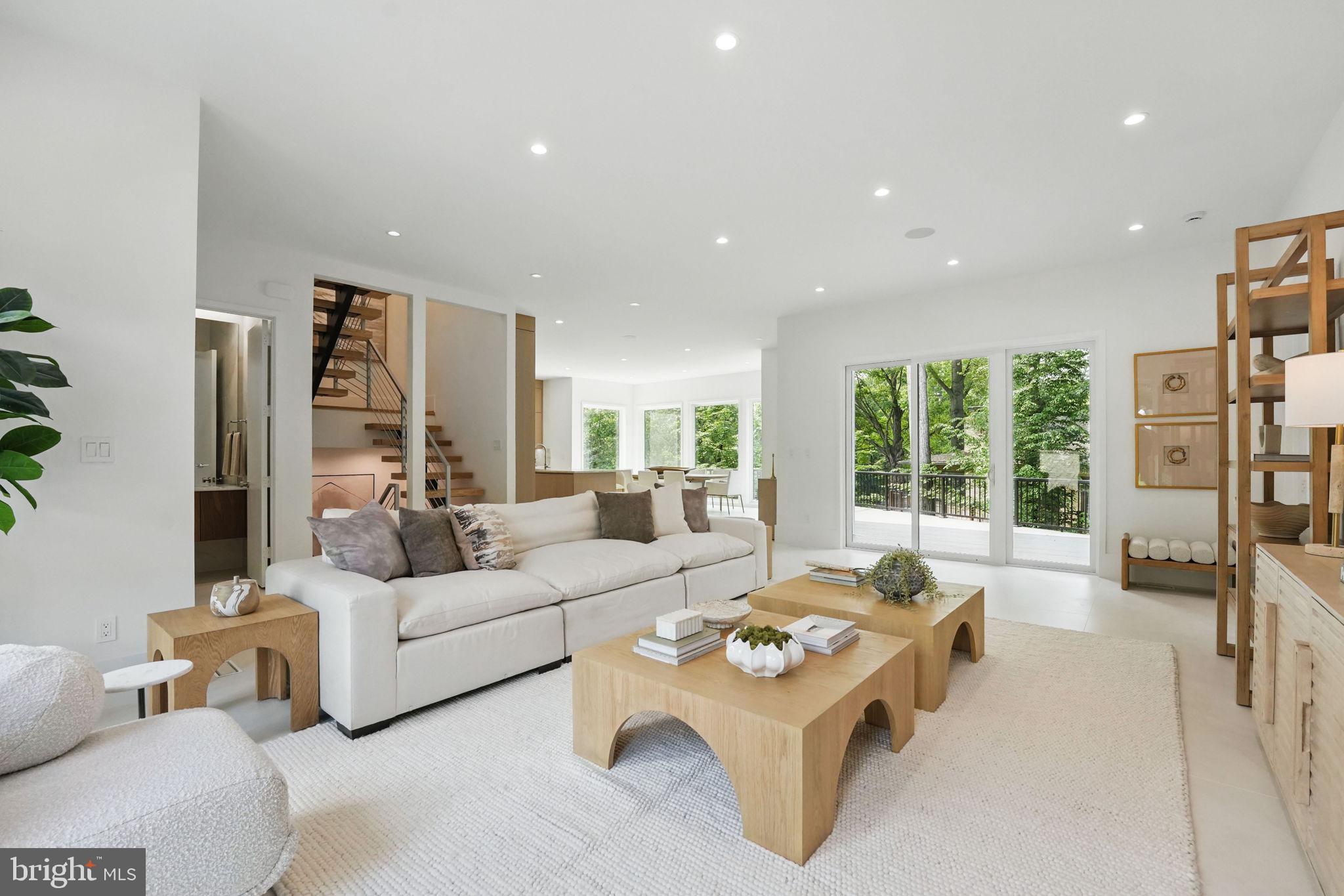 LAKE BARCROFT - Residential