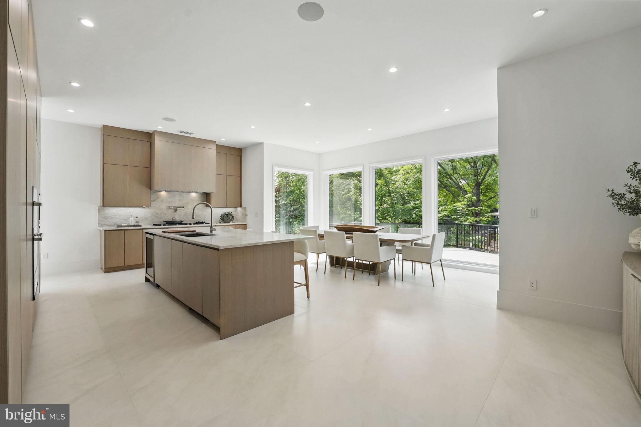 LAKE BARCROFT - Residential