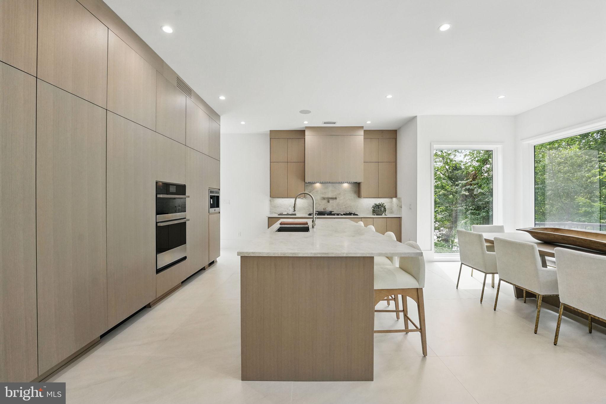 LAKE BARCROFT - Residential