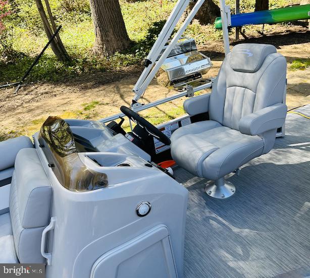 LAKE BARCROFT - Residential