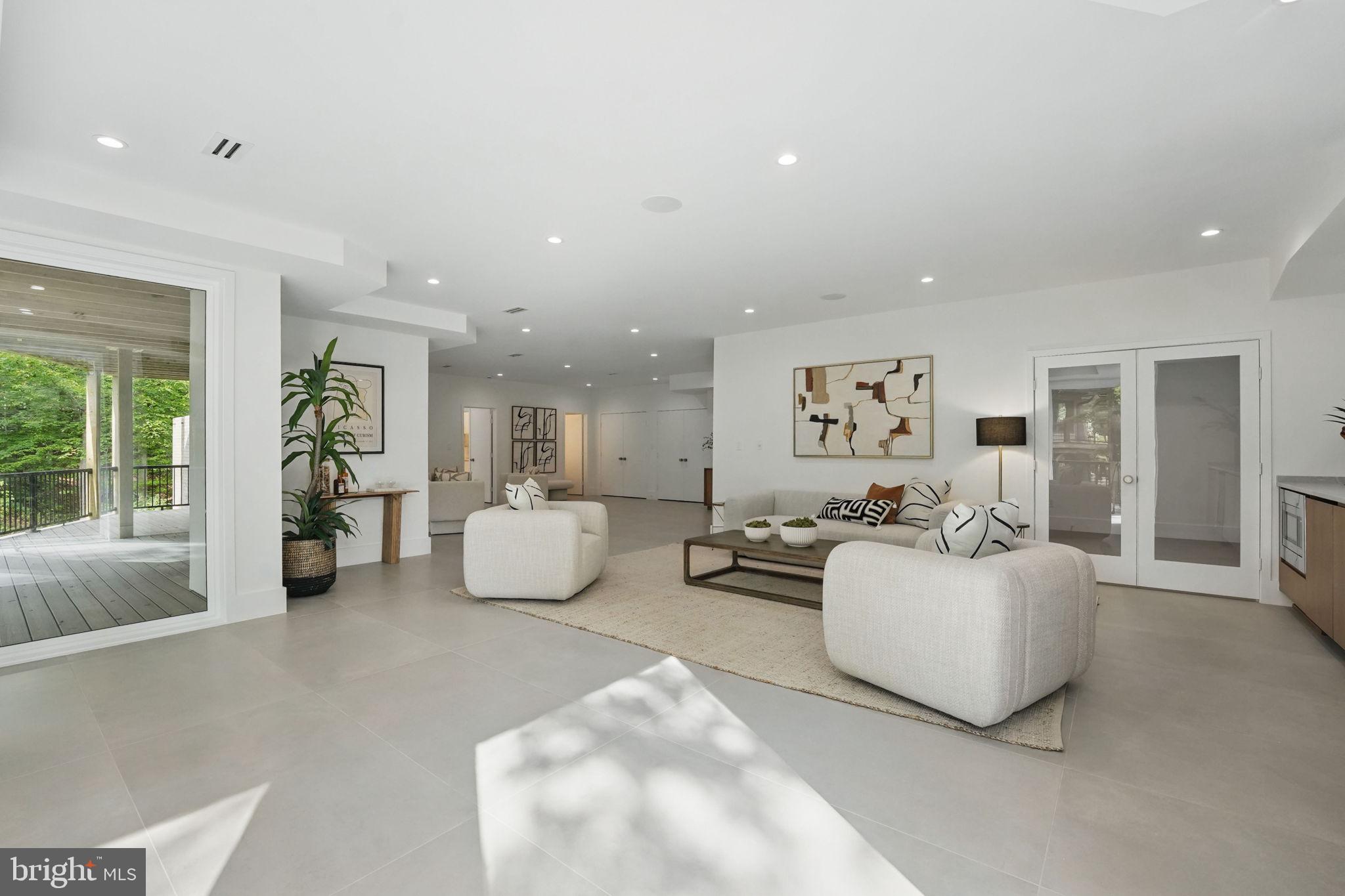 LAKE BARCROFT - Residential